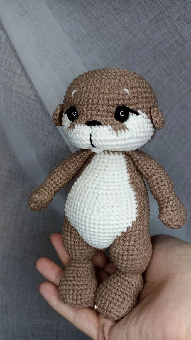 Вязаные игрушки выдрочка - миниатюра 4