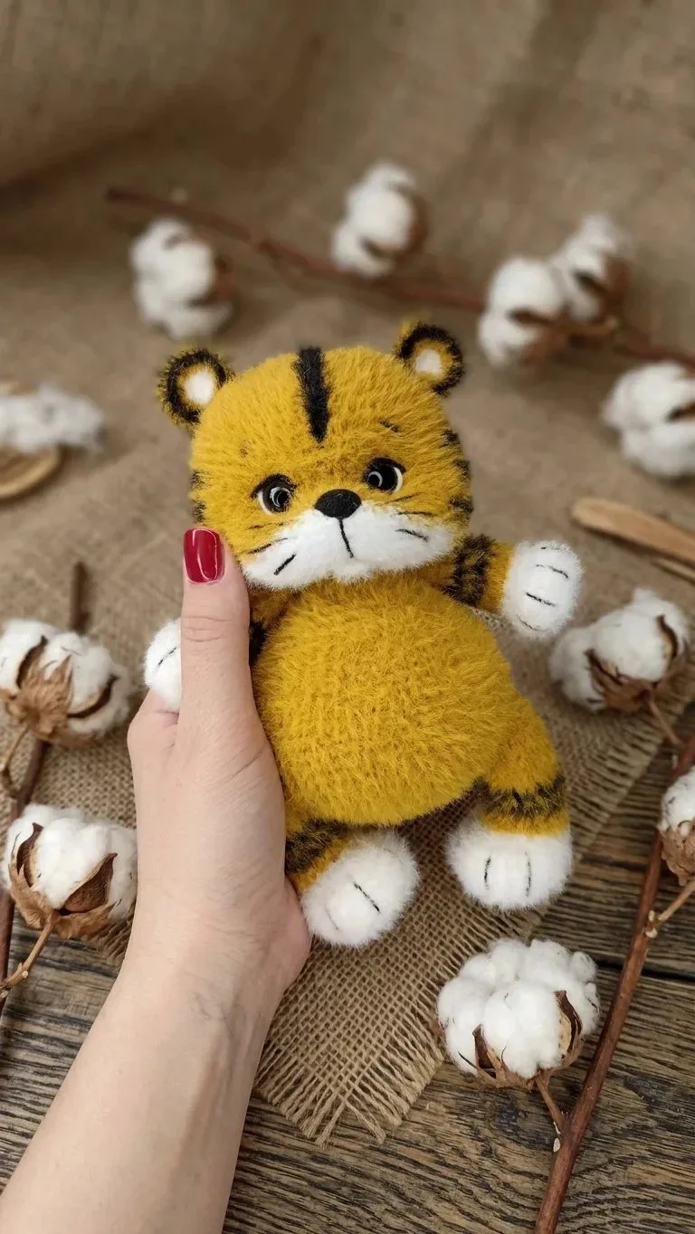 Вязаная игрушка тигрёнок - изображение 1