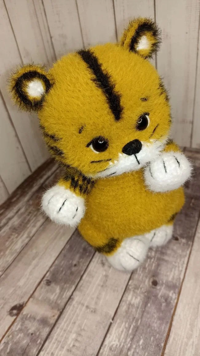 Вязаная игрушка тигрёнок - миниатюра 4