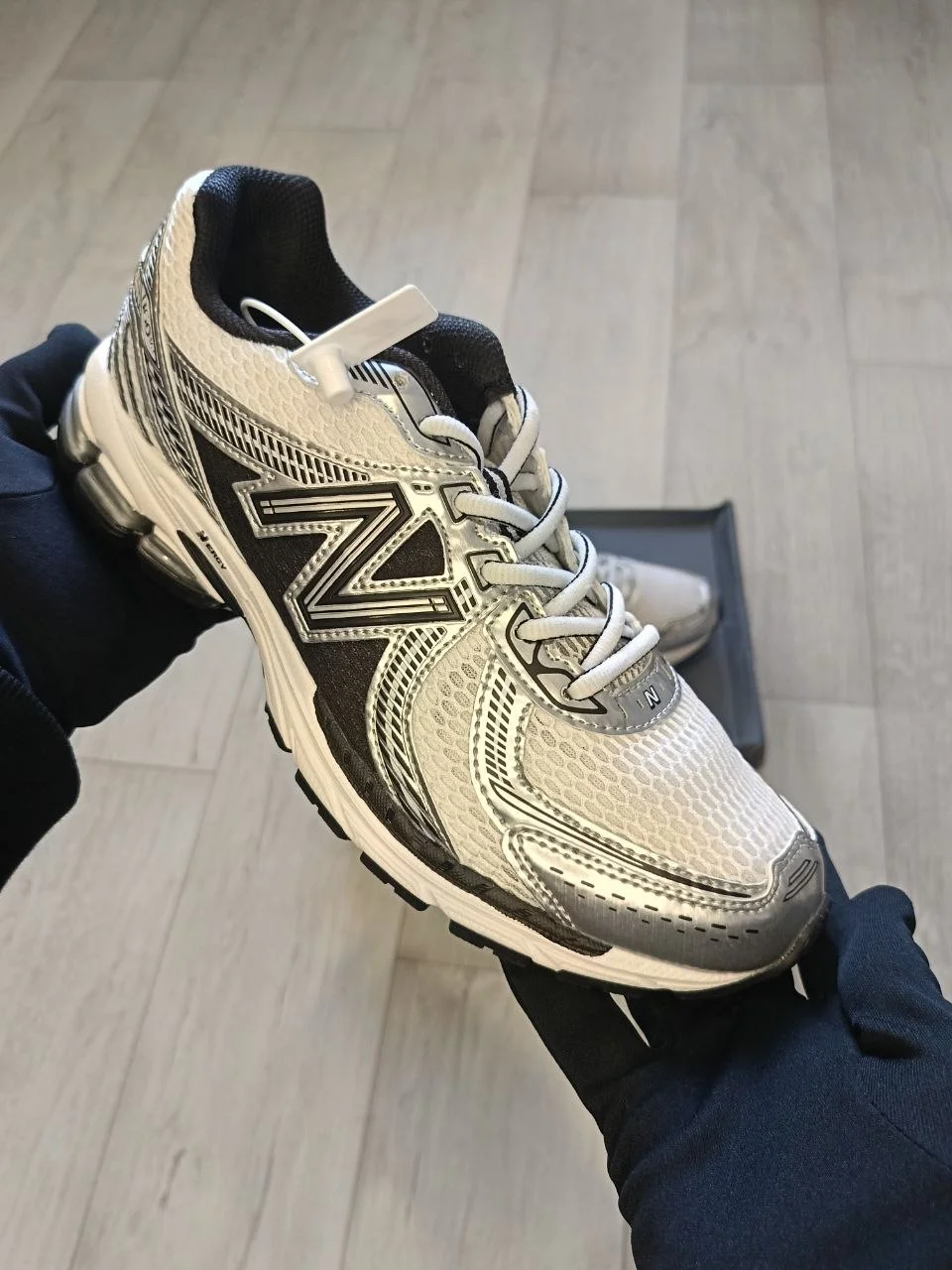 Кроссовки унисекс New Balance 860v2 серые - миниатюра 4