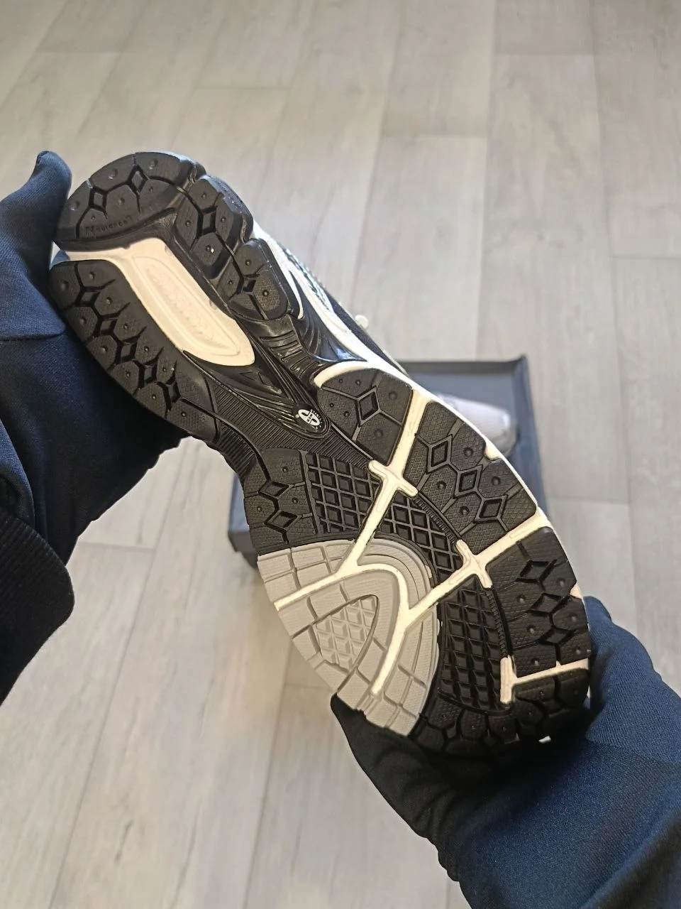 Кроссовки унисекс New Balance 860v2 серые - миниатюра 7