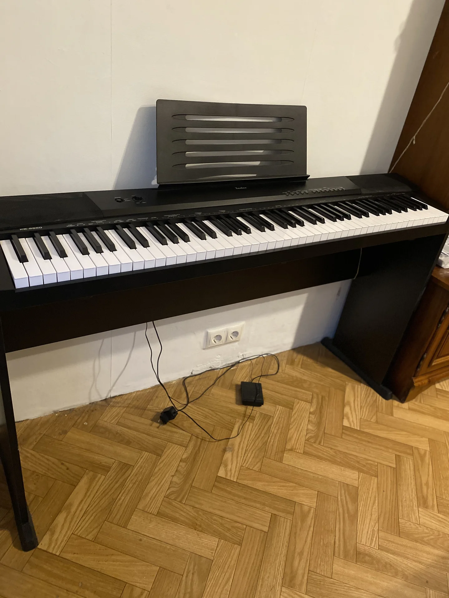 Цифровое пианино tesler KB-8850 сломано + стойка - изображение 1