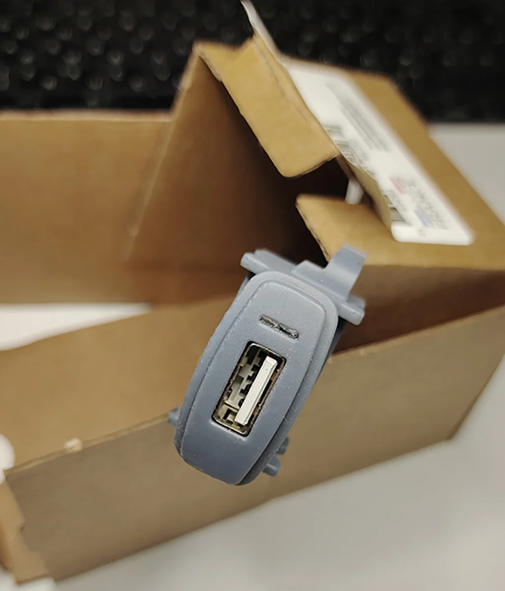 Розетка USB Renault Scenic/Megane 2 - изображение 1