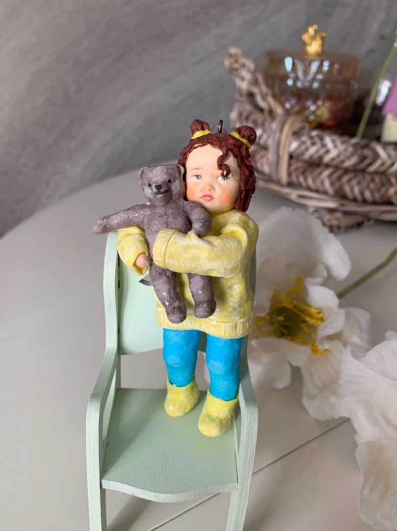 Ватная елочная игрушка девочка с мишкой - миниатюра 3