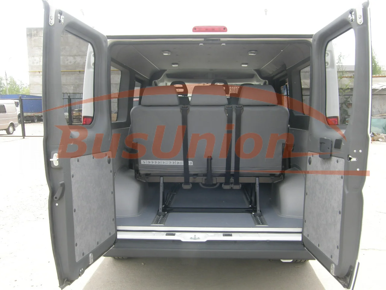 Установка сидений в салон микроавтобуса автобуса. - миниатюра 3