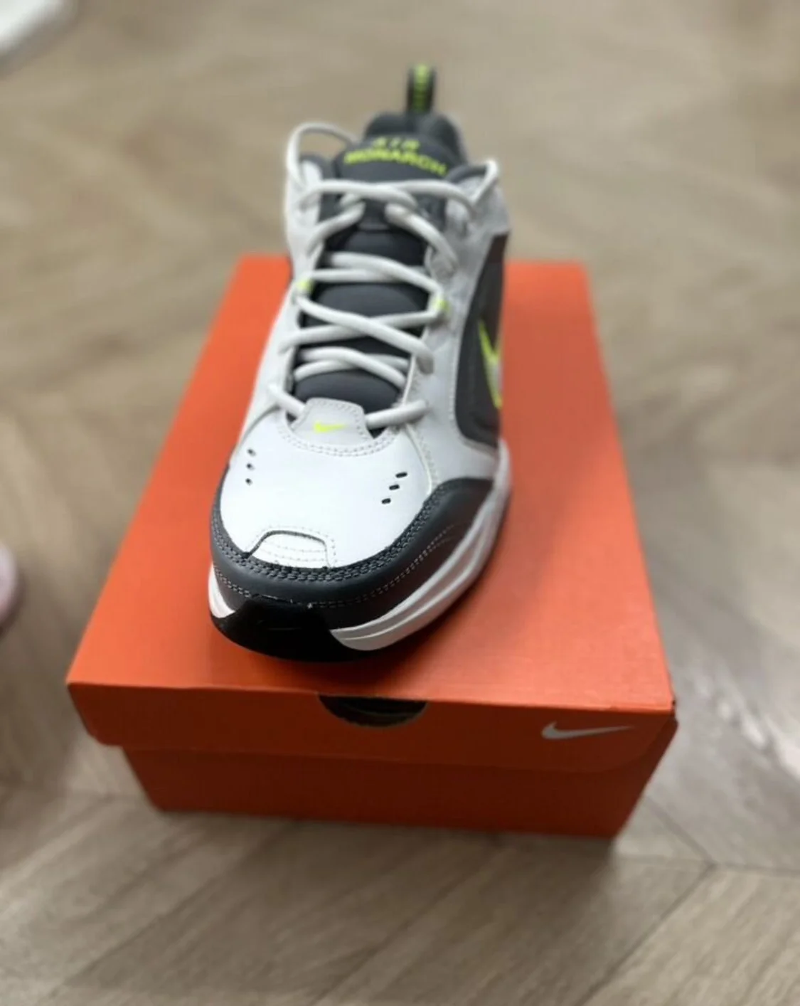 кроссовки Nike Air Monarch IV в расцветке Wh - миниатюра 3