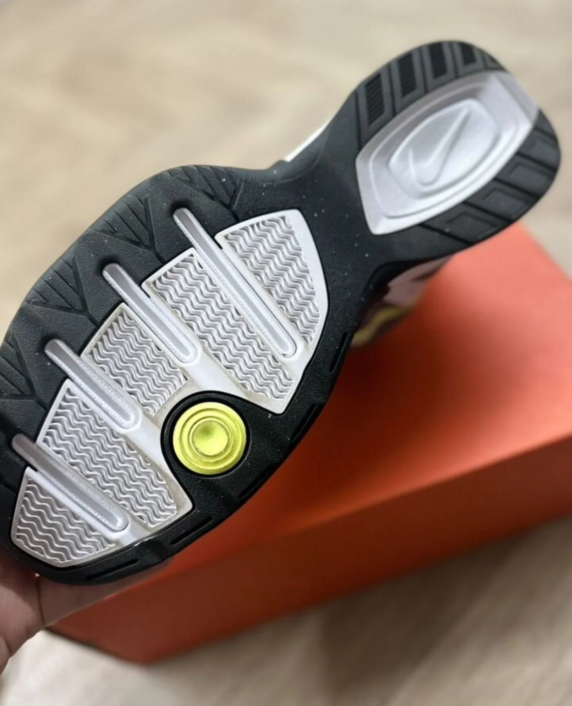кроссовки Nike Air Monarch IV в расцветке Wh - миниатюра 4