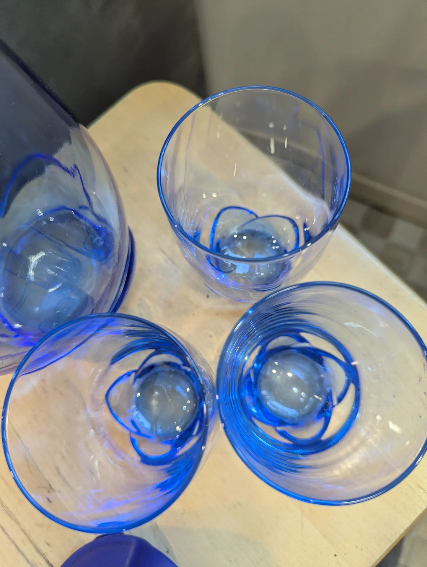 Кувшин и три стакана цветное стекло. - миниатюра 7