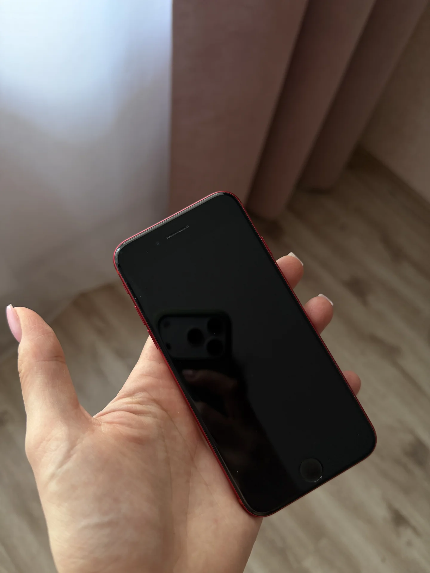 iPhone SE 2022 128 gb красный - миниатюра 2
