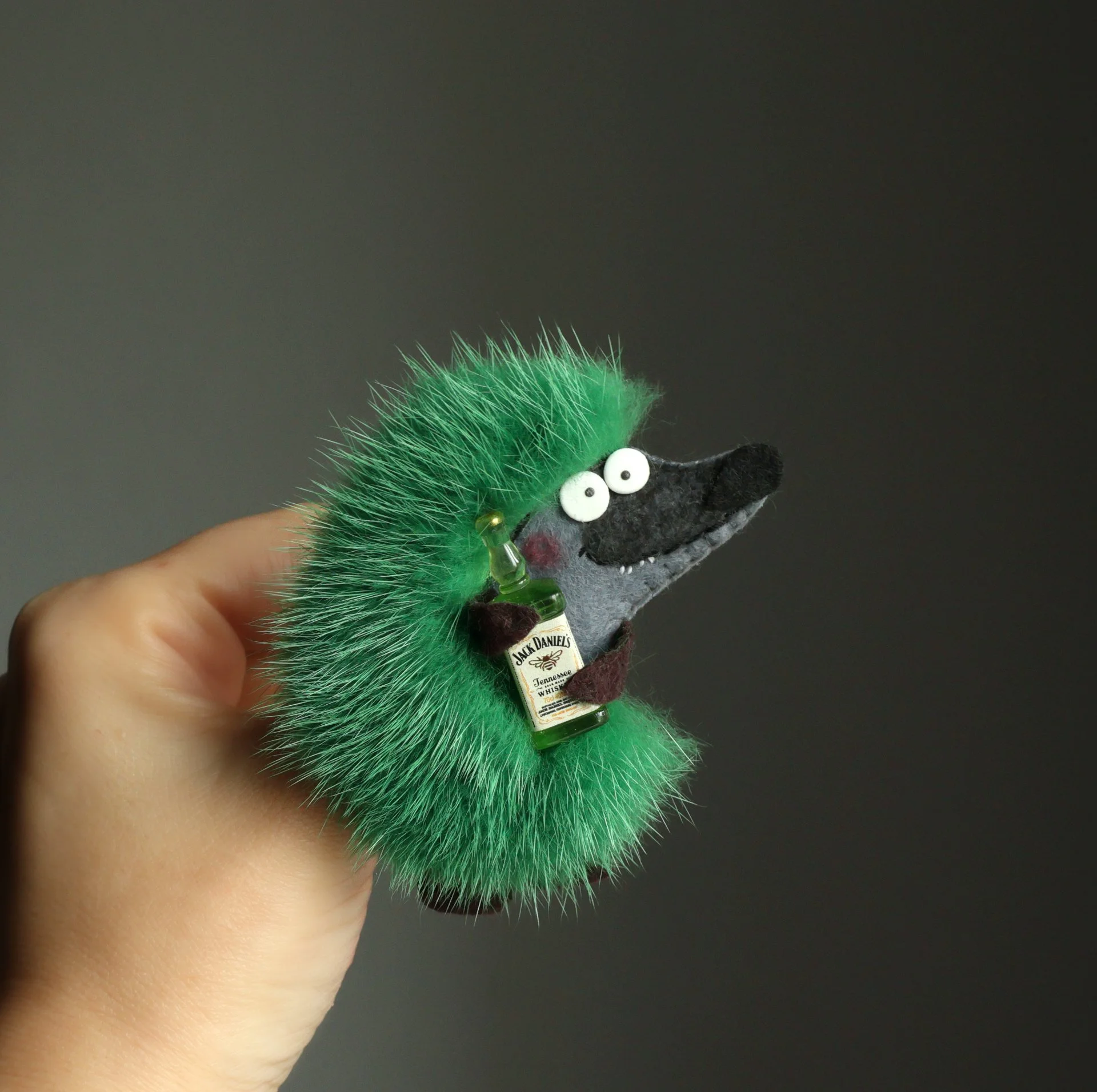 Йобжик 402 Зеленый с Джек Дениэлс, брошь с мехом норки - миниатюра 2