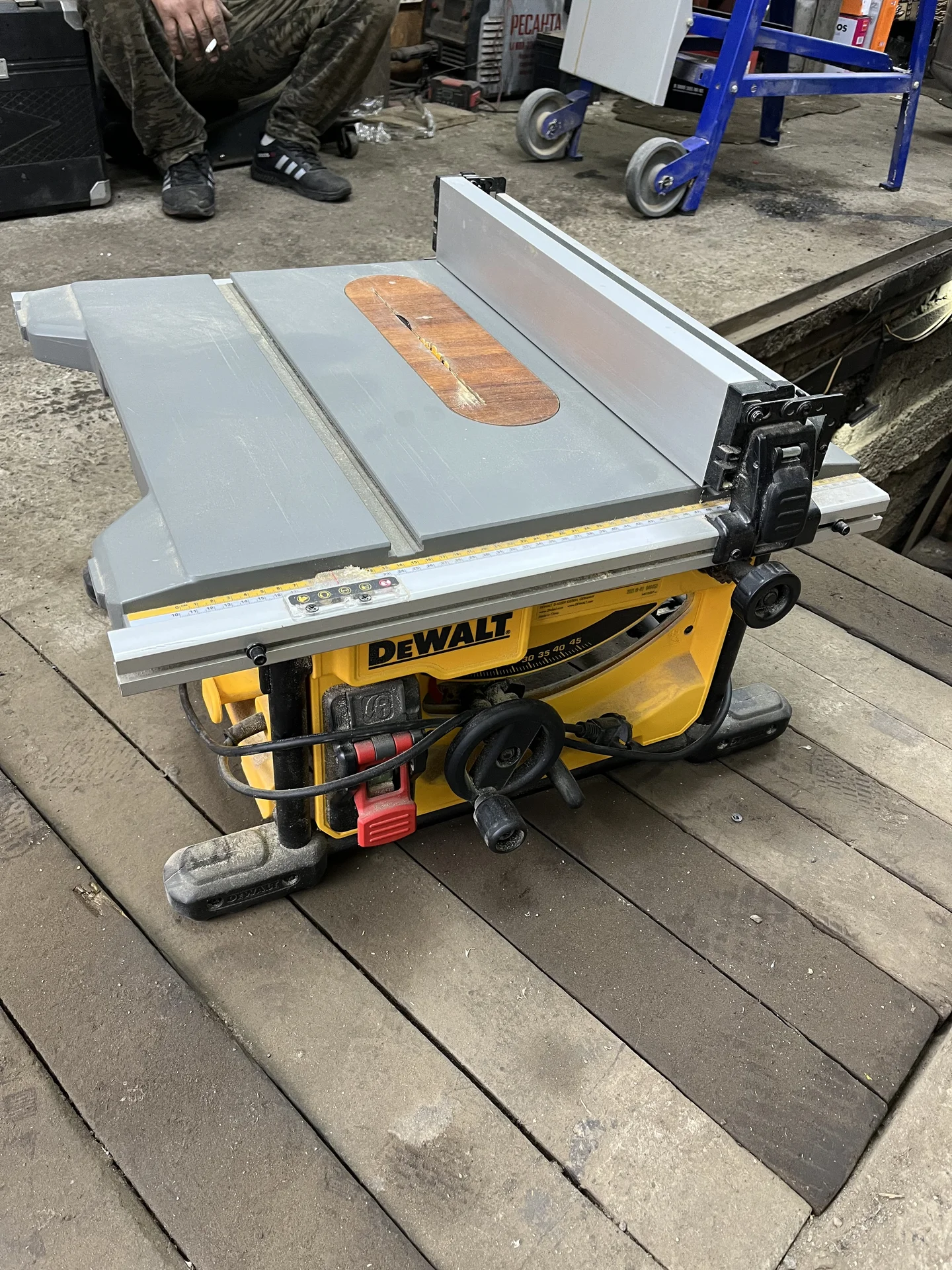 настольная циркулярная пила DEWALT DWE7485-QS - изображение 1
