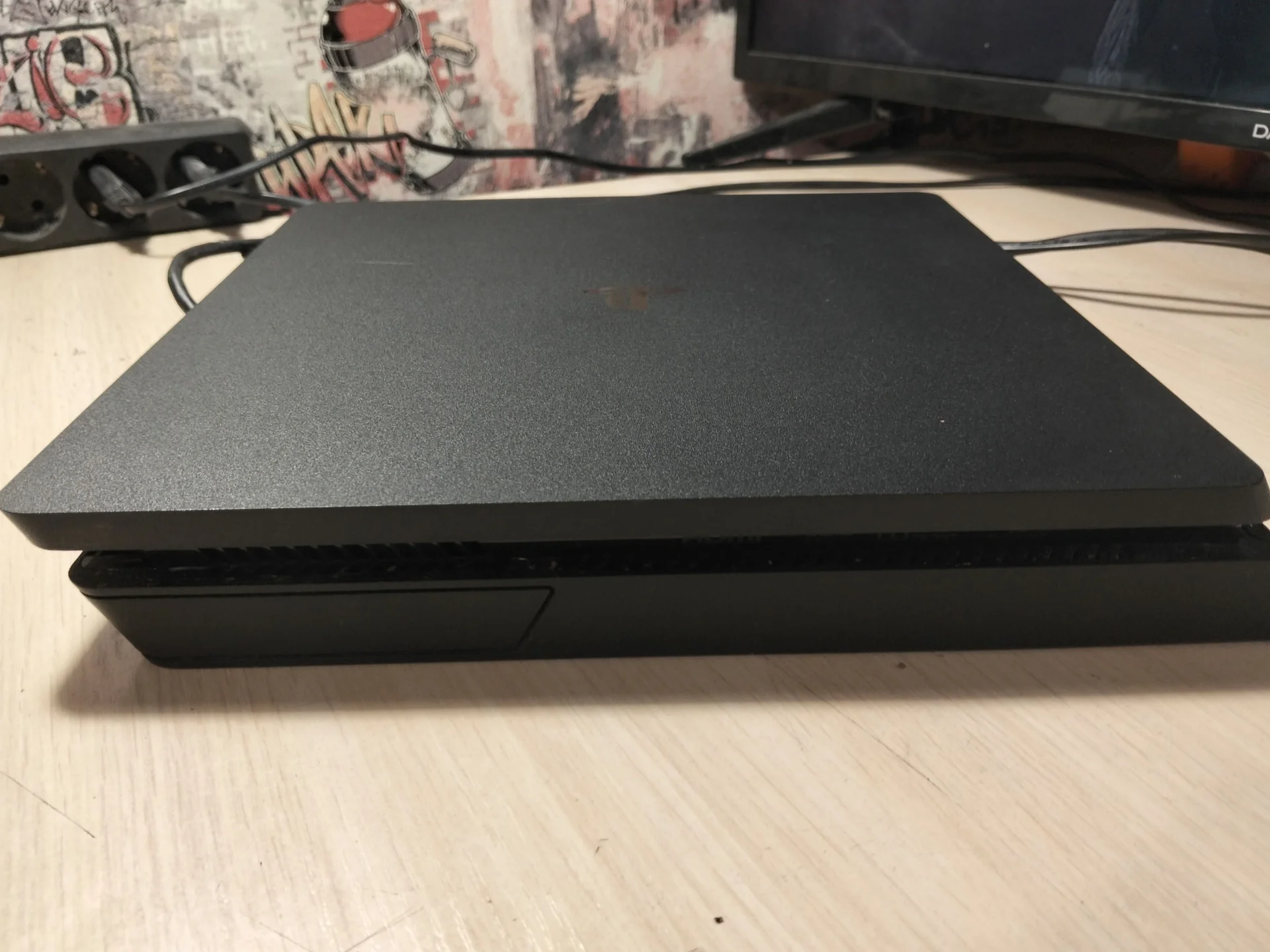 Playstation 4 slim - миниатюра 3