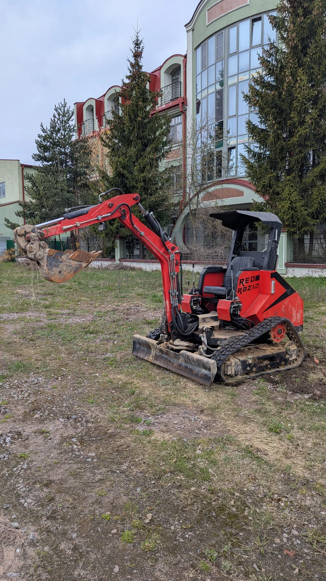 Продам мини-экскаватор RED RBZ12. - изображение 1