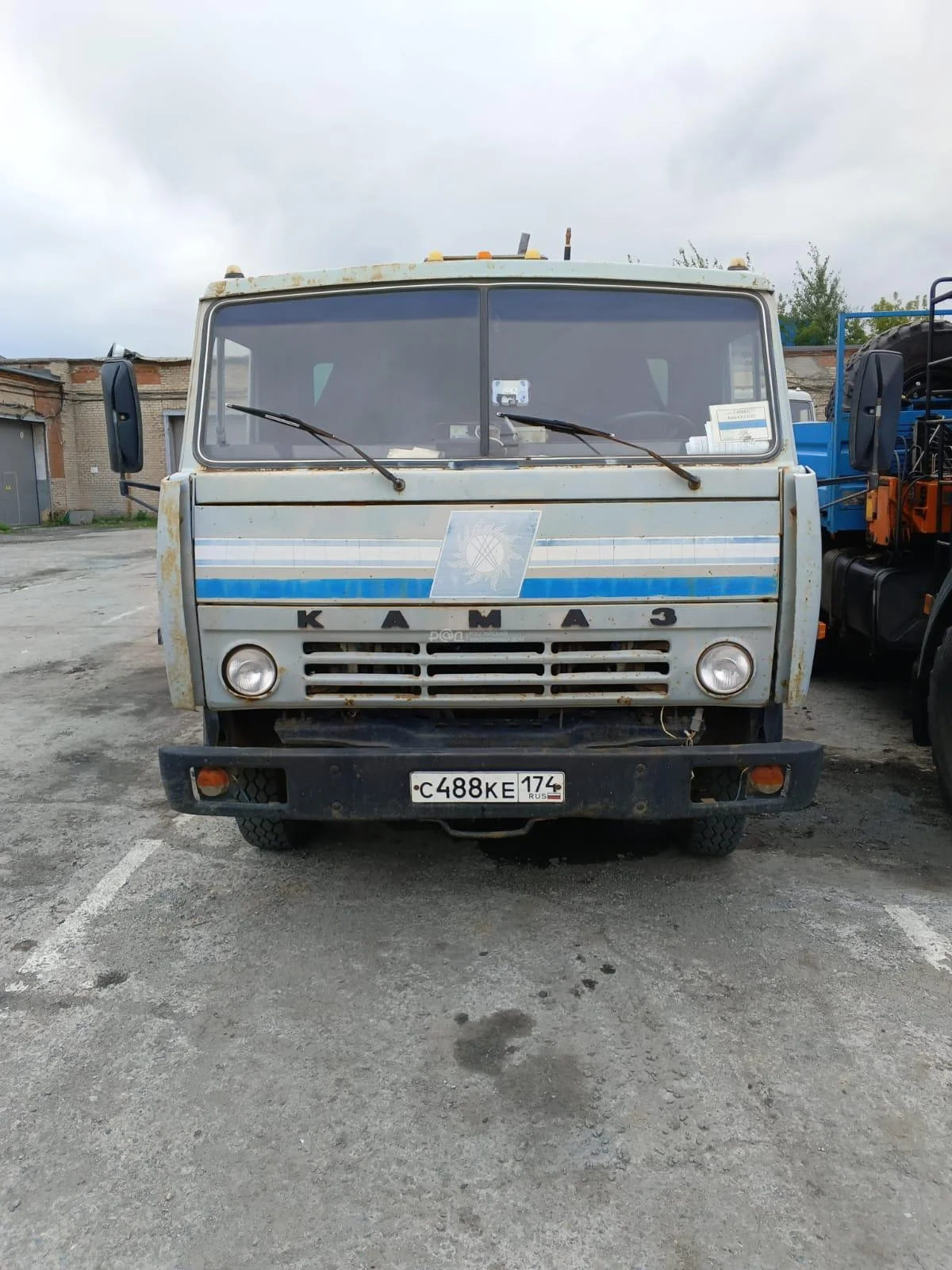 Грузовой бортовой КАМАЗ 53202 - миниатюра 2