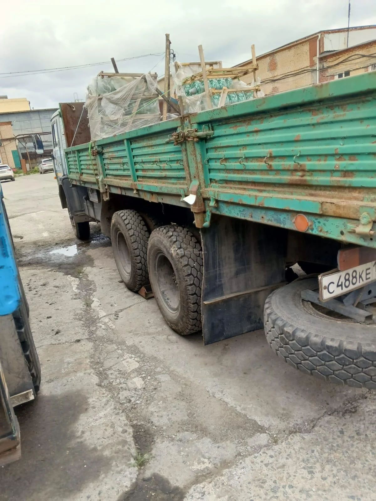 Грузовой бортовой КАМАЗ 53202 - миниатюра 3