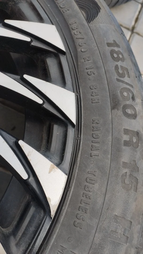 185/60 R15 шкод рапид поло 5 100 резина почти новая - миниатюра 2
