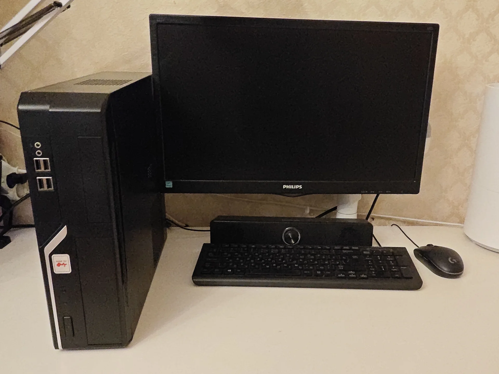 Пк r3 2200g 8gb озу с монитором клавиатурой и мышь
