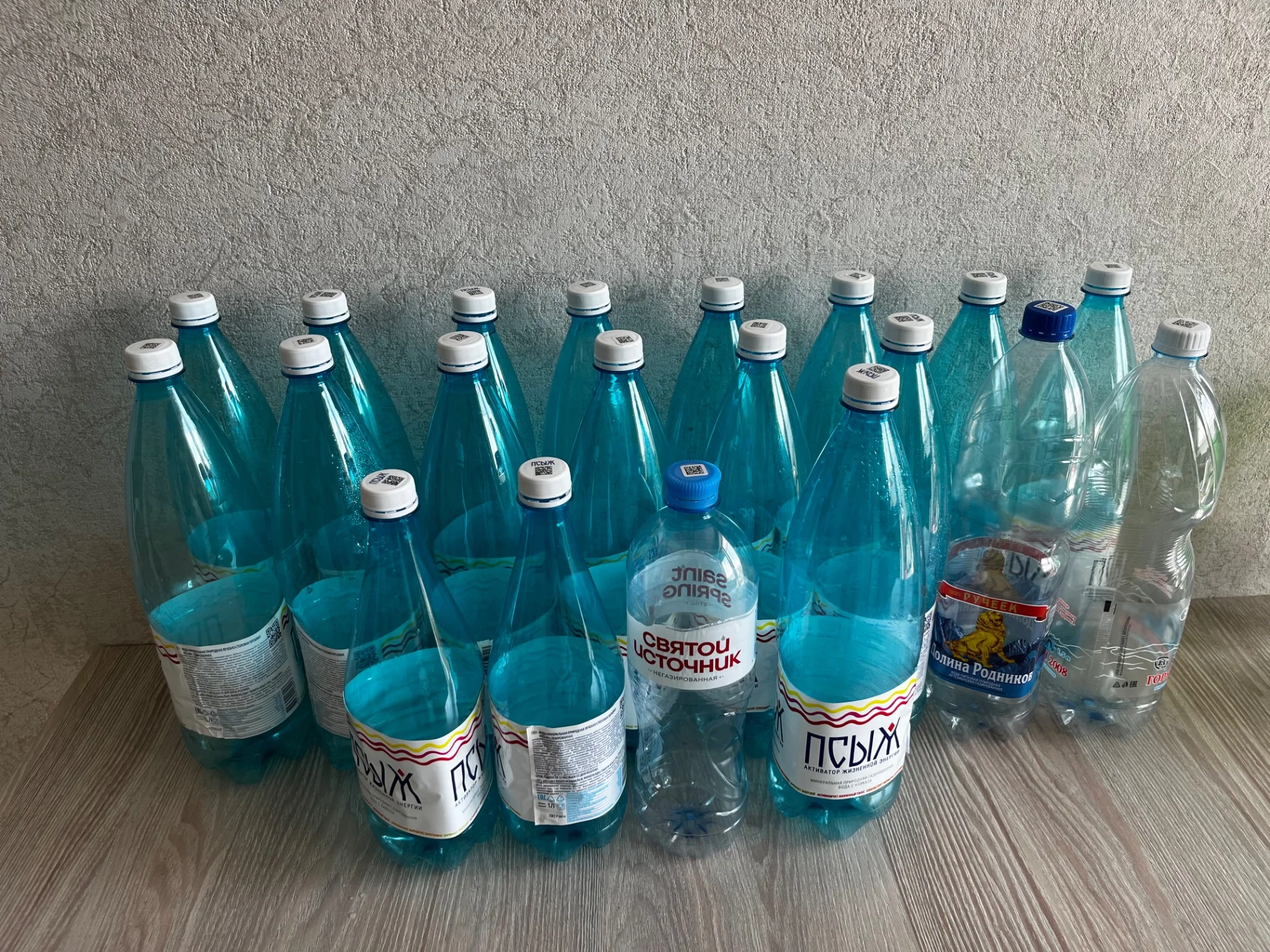 Бутылки из под воды - миниатюра 2
