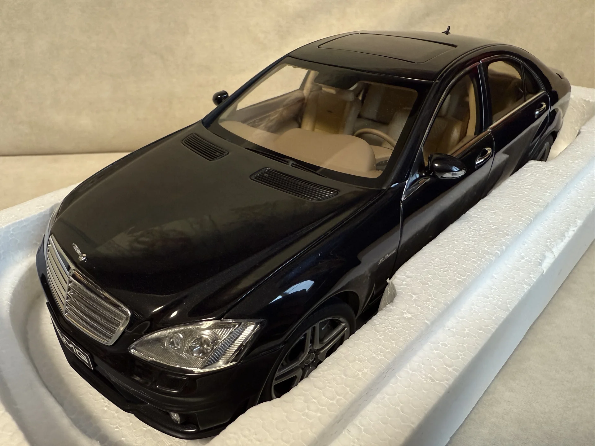 Mercedes w221 S63 AMG Autoart 1:18 - миниатюра 2