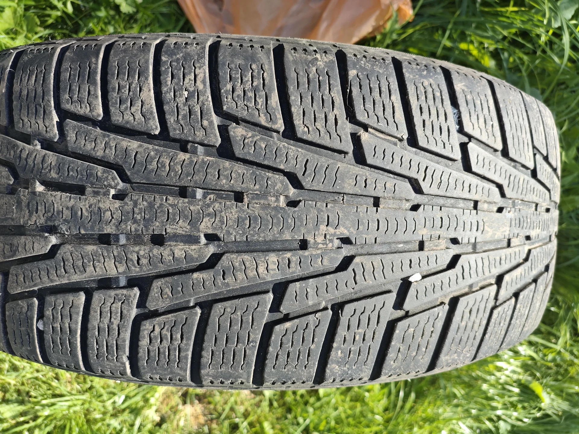 Шины Nokian 225/55 18R (липучка, б/у) - 2 шт