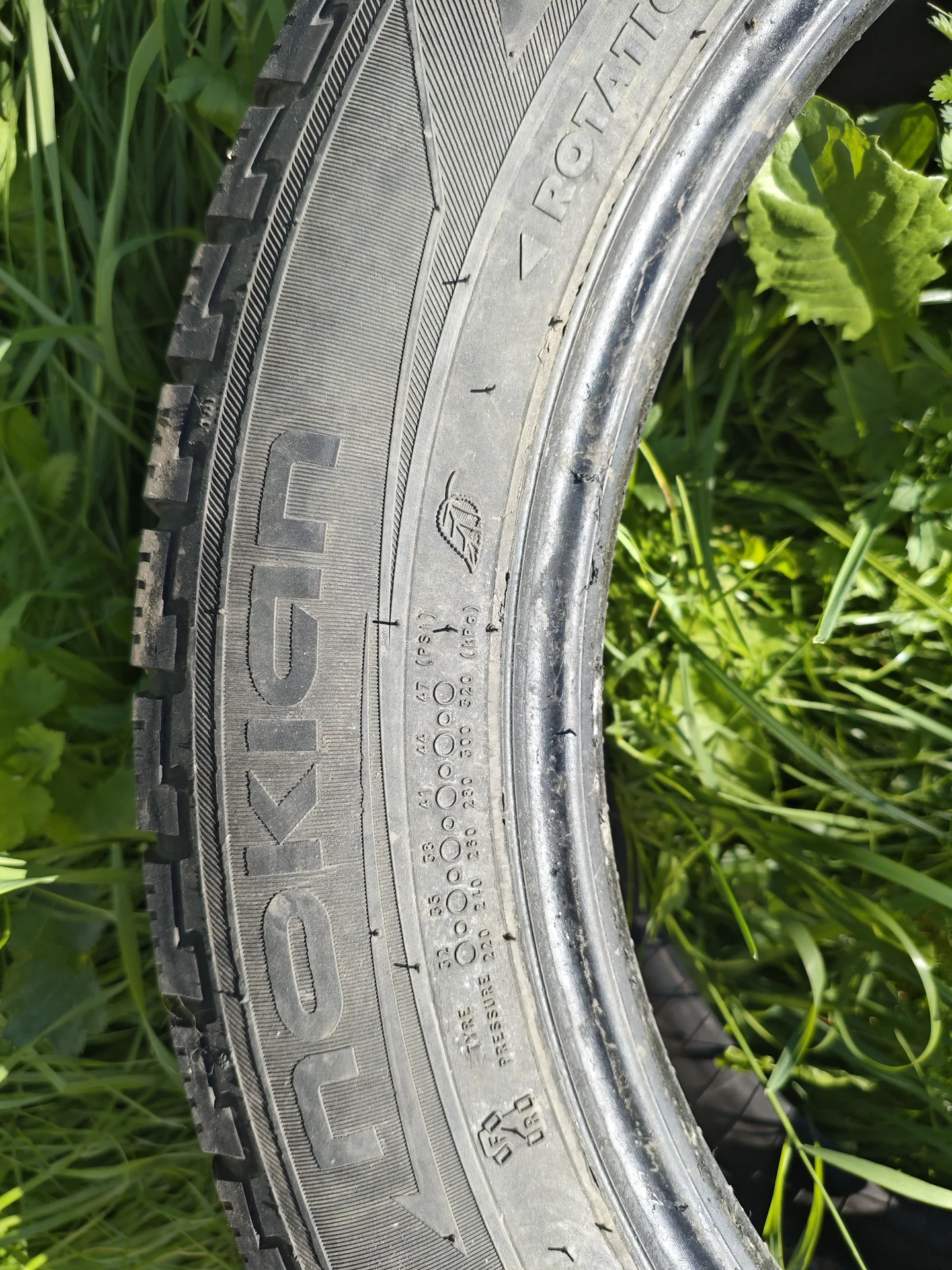 Шины Nokian 225/55 18R (липучка, б/у) - 2 шт - миниатюра 2