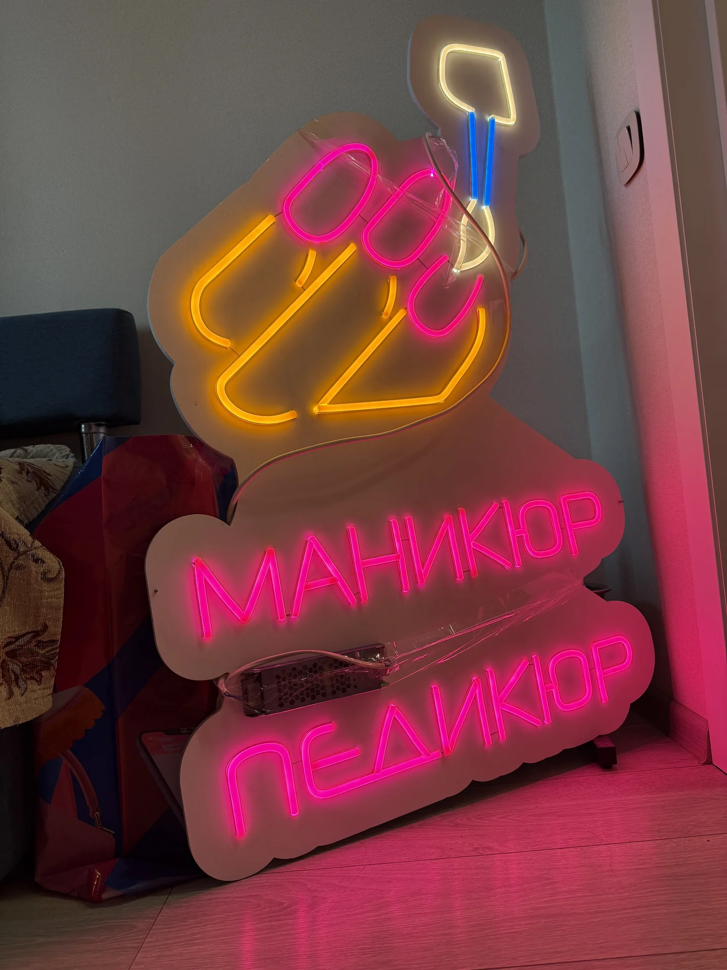 Световая вывеска для маникюра - изображение 1
