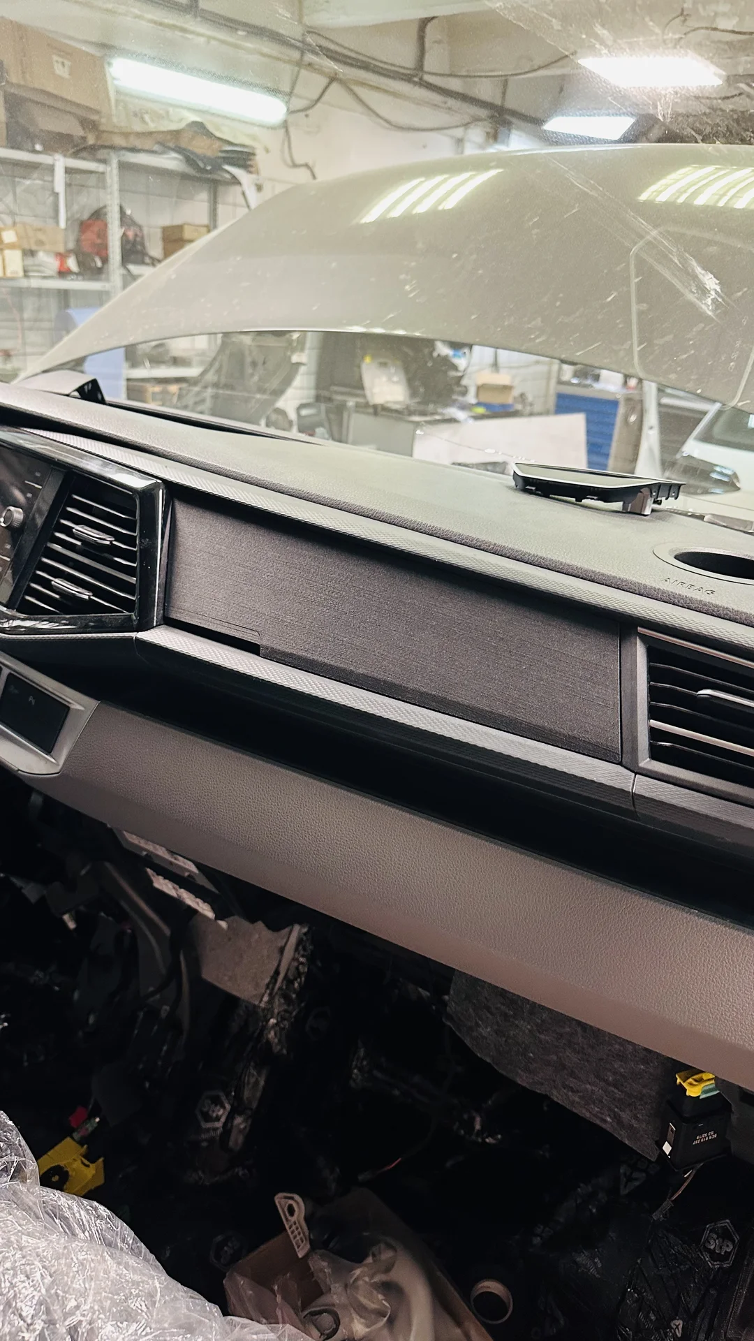Крышка торпедо Volkswagen T6.1 - миниатюра 2