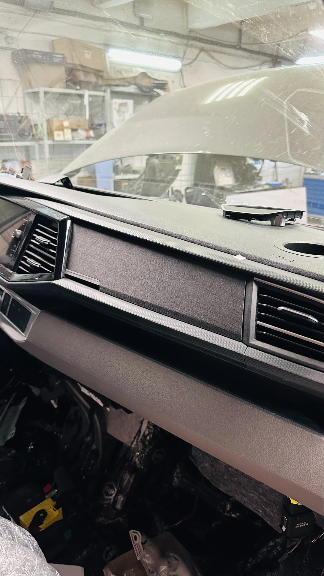 Крышка торпедо Volkswagen T6.1 - миниатюра 5