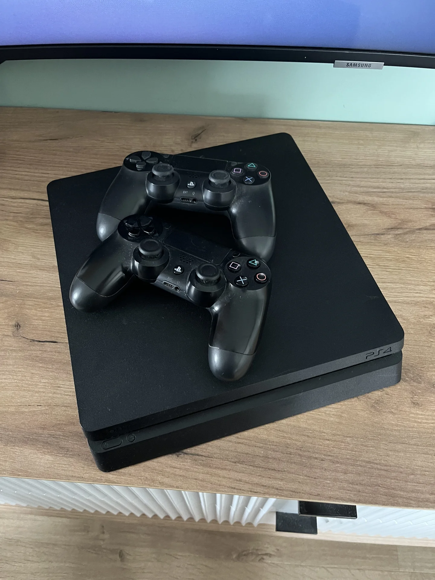Sony playstation 4 slim 1tb 2 геймпада - миниатюра 2