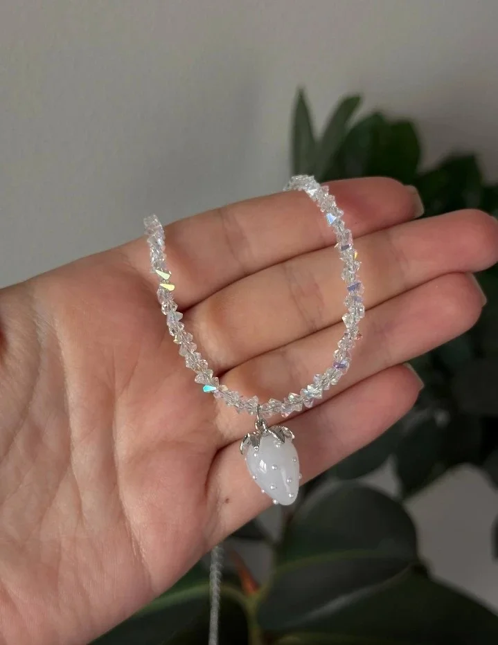Колье из ювелирного стекла с подвеской Клубникой - изображение 1