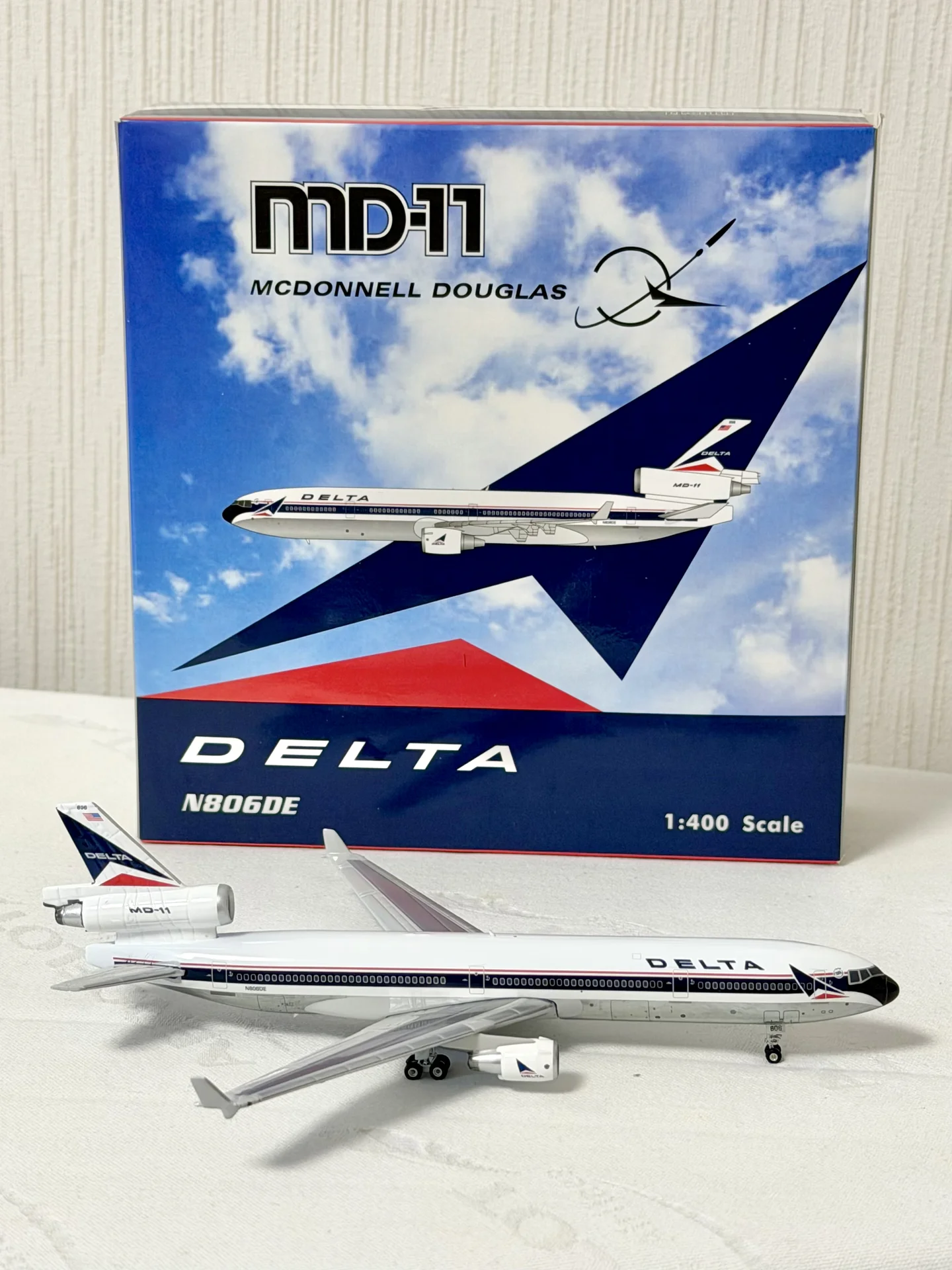 Модель самолета MD - 11 Delta Widget - изображение 1