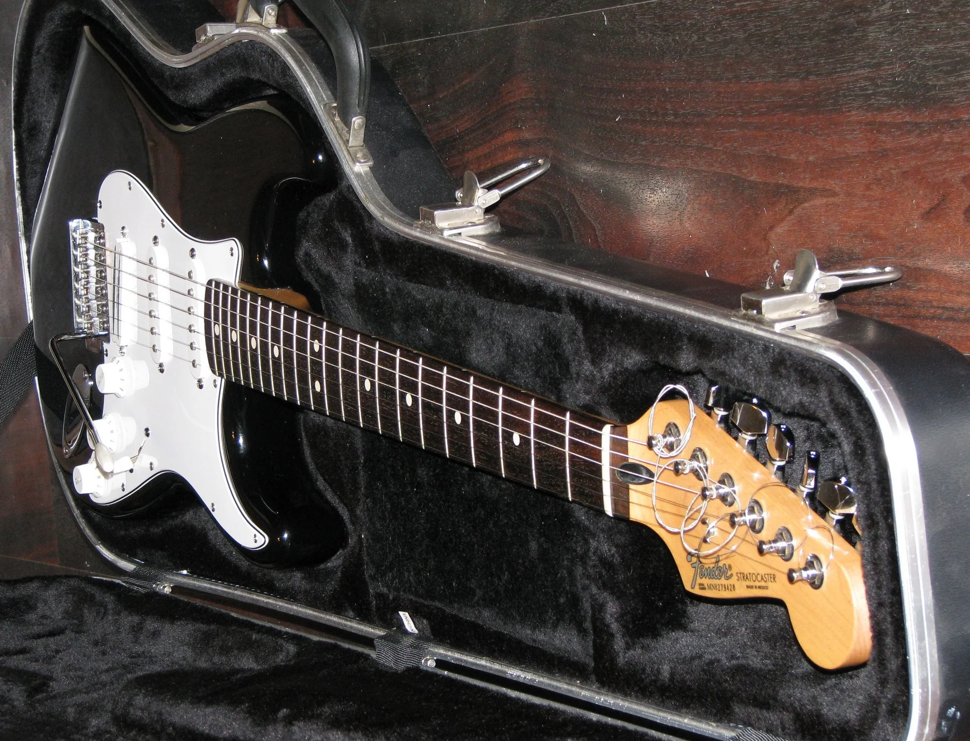 Fender standard stratocaster MIM с кейсом - миниатюра 2