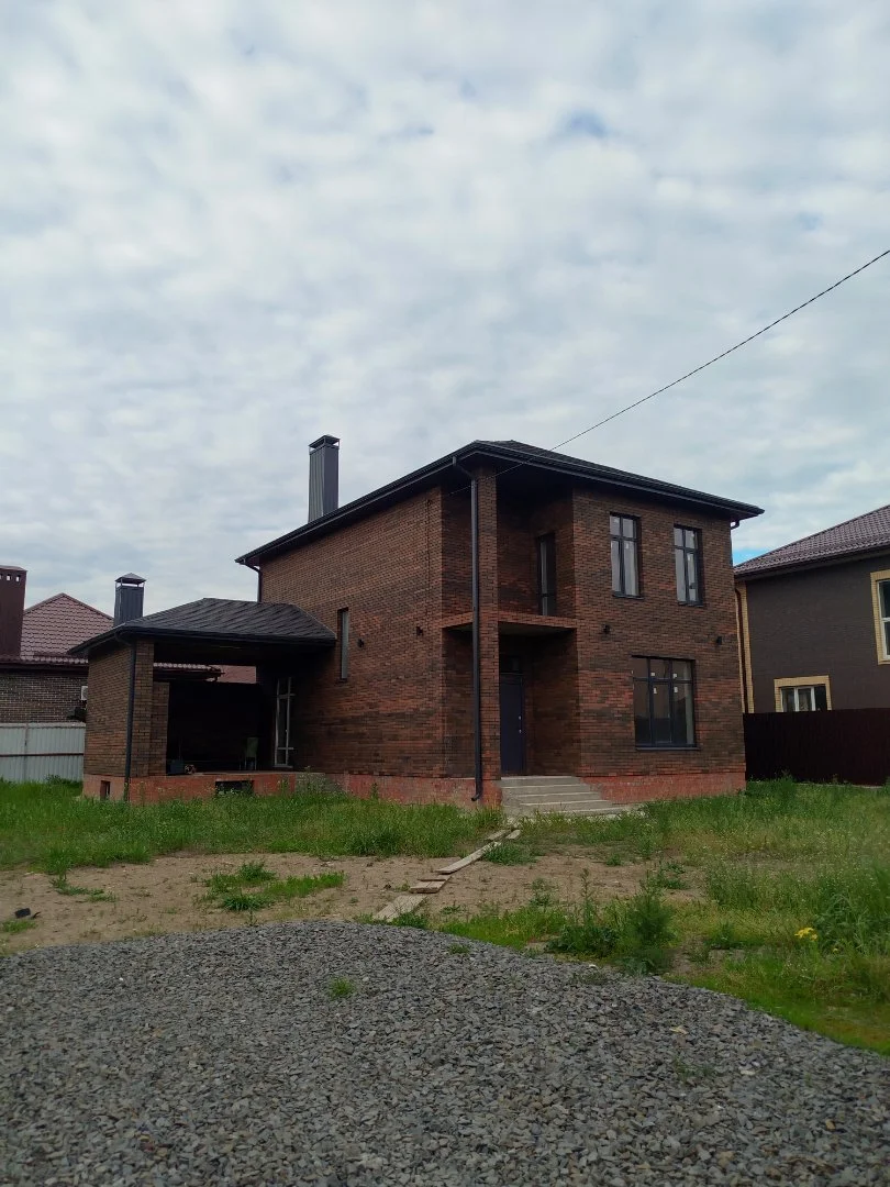 Продается кирпичный дом 205 м2, земельный участок 6 соток.