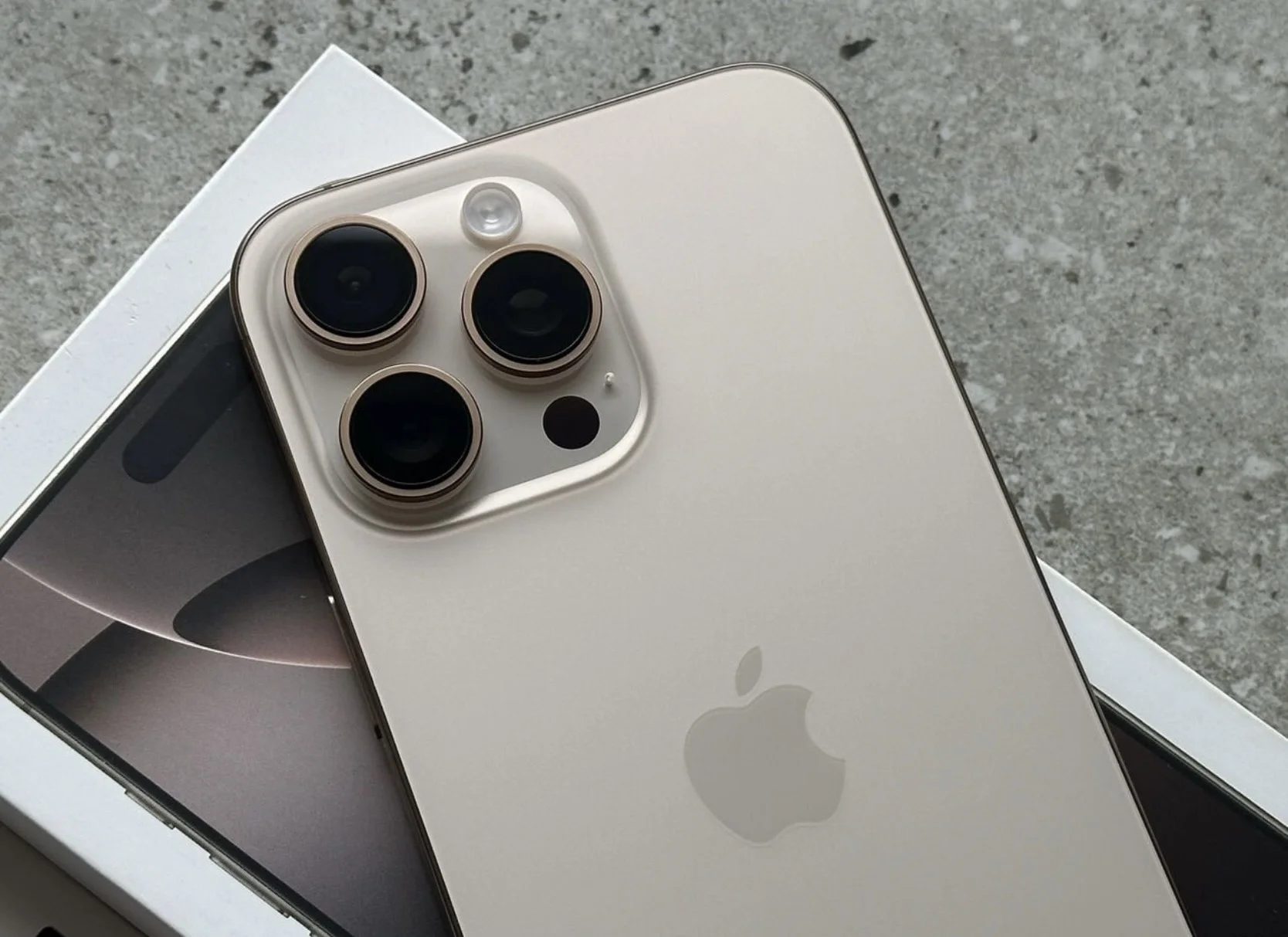 iPhone 16 Pro Max 256Gb - миниатюра 2