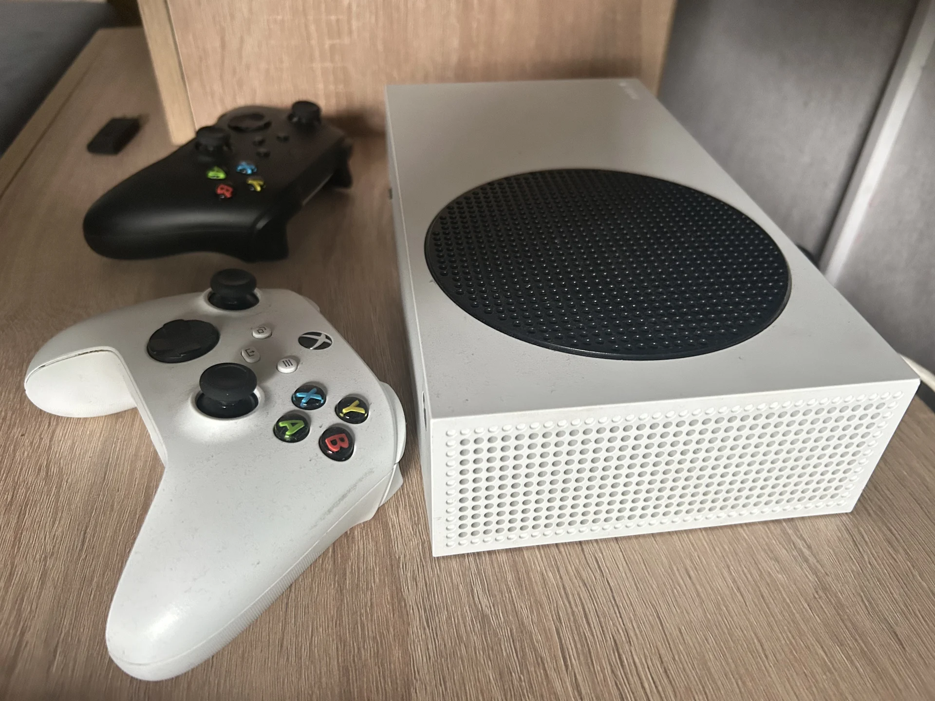 Xbox Series S 512 ГБ + 2 геймпада - миниатюра 2