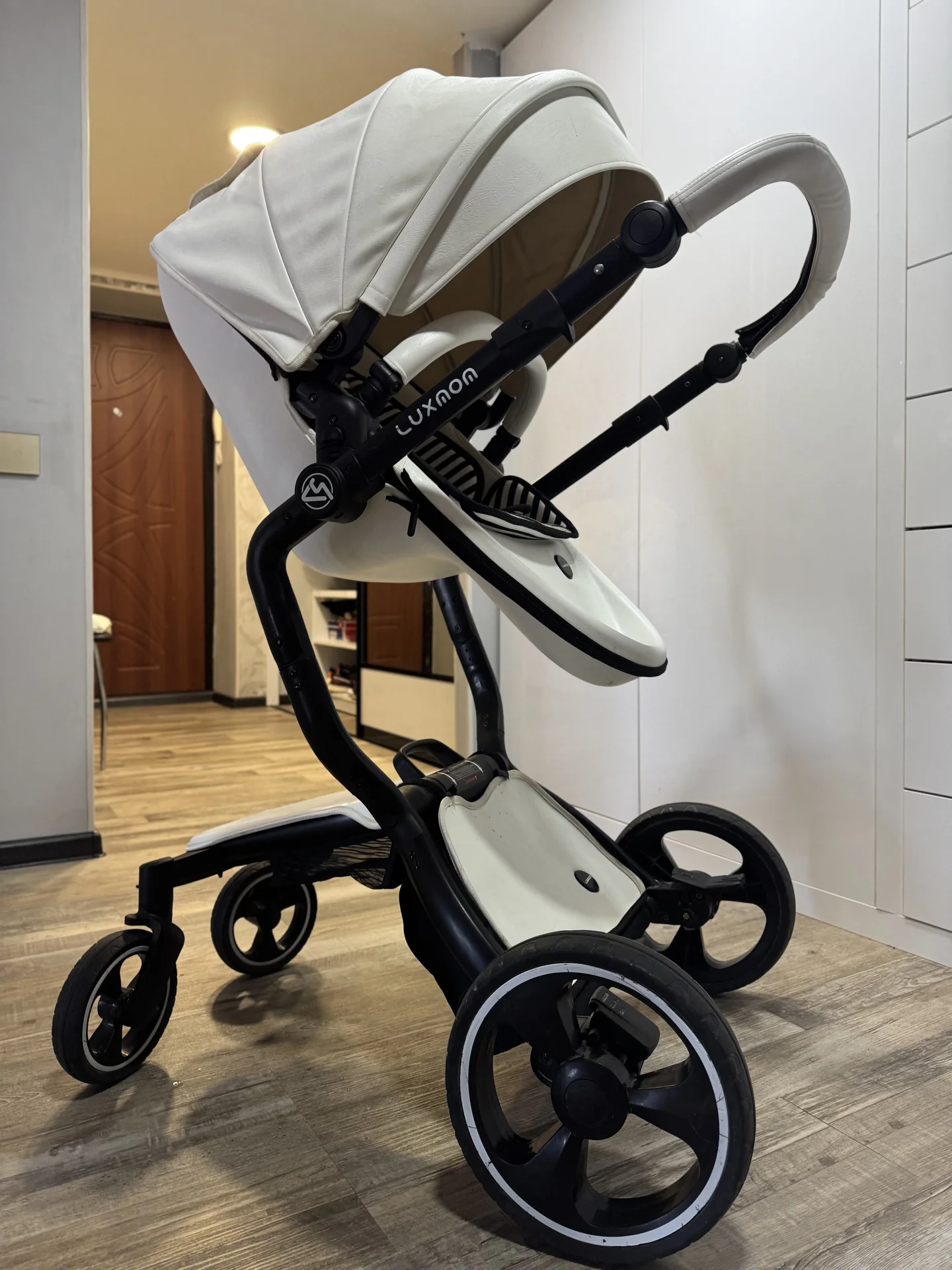 Коляска 2 в 1 Luxmom белая экокожа - изображение 1