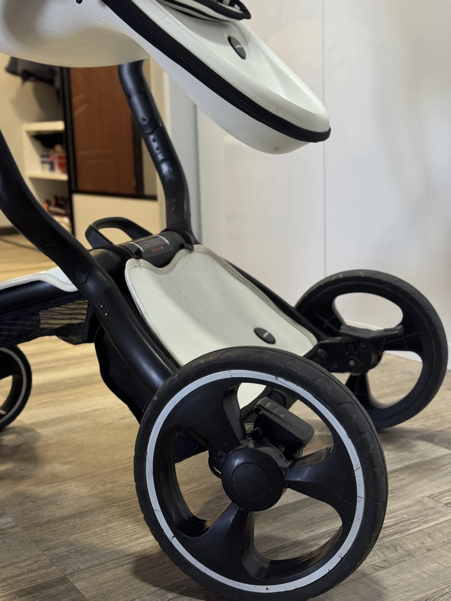 Коляска 2 в 1 Luxmom белая экокожа - миниатюра 2