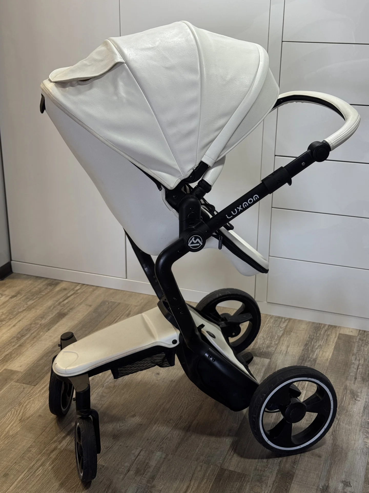 Коляска 2 в 1 Luxmom белая экокожа - миниатюра 4