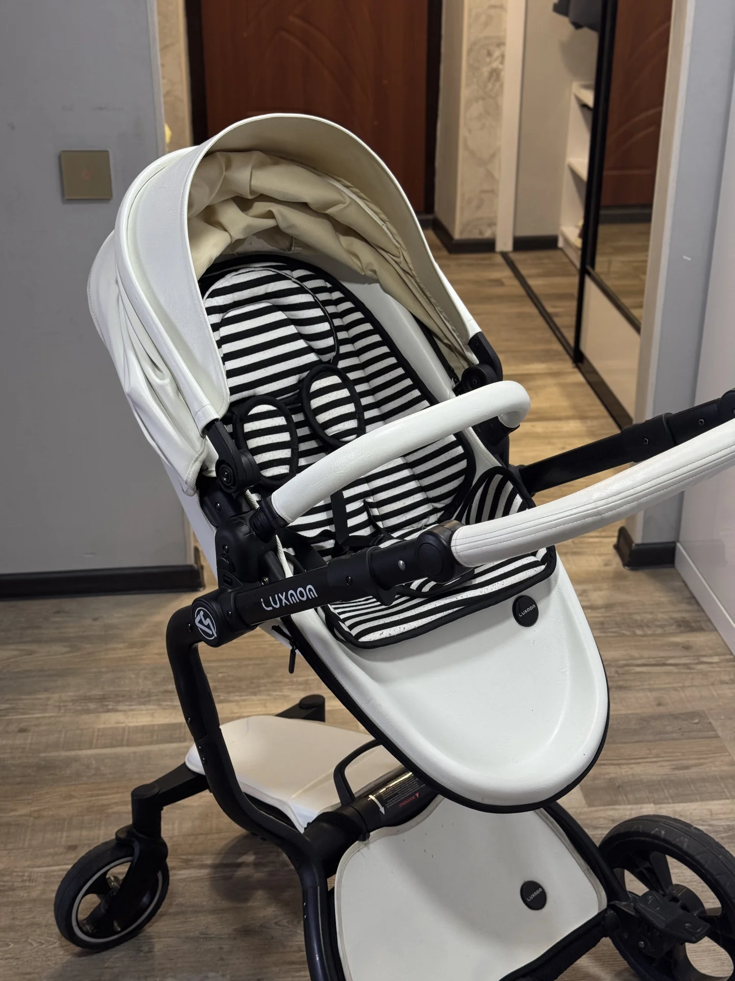 Коляска 2 в 1 Luxmom белая экокожа - миниатюра 5