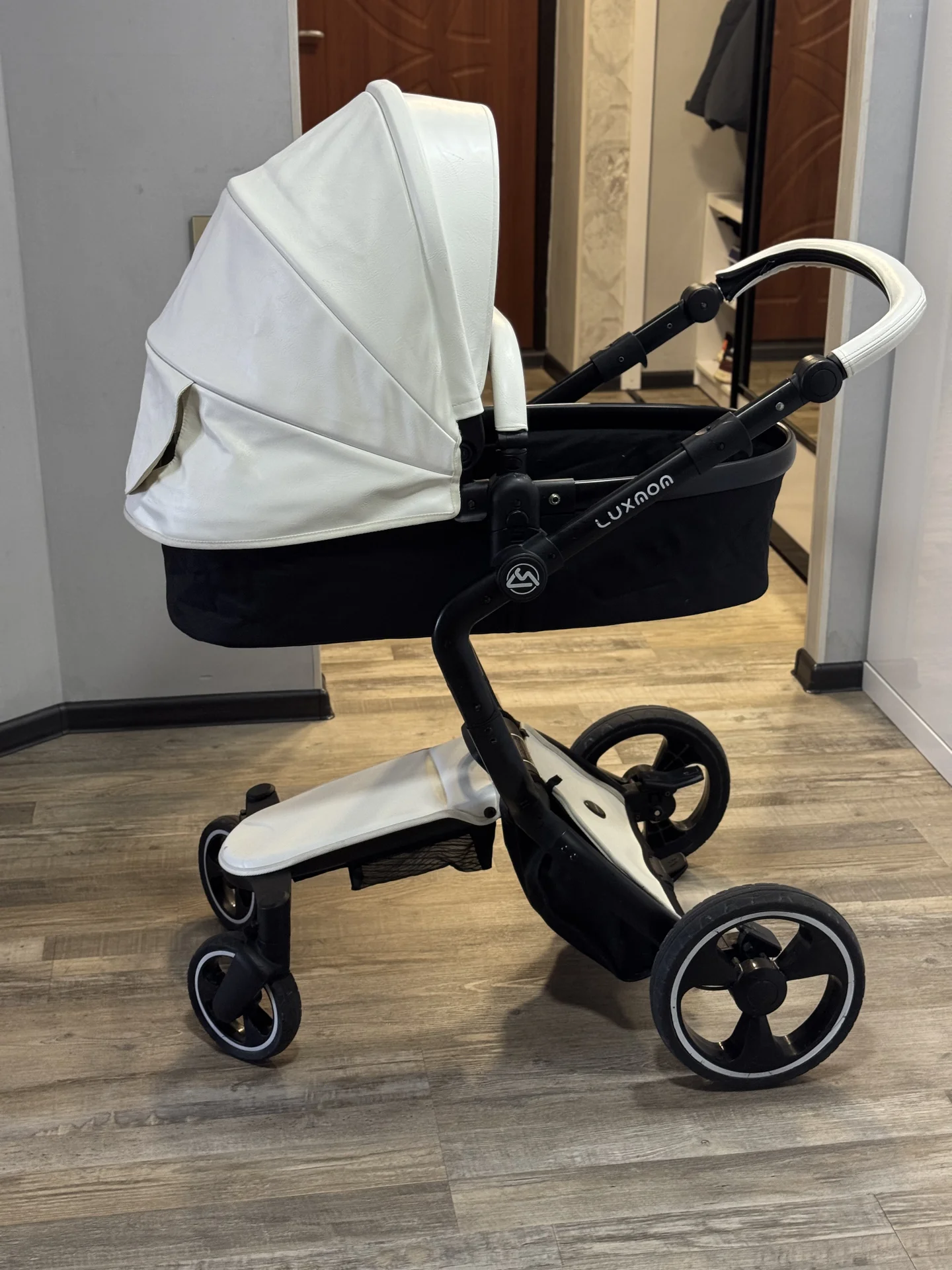 Коляска 2 в 1 Luxmom белая экокожа - миниатюра 6