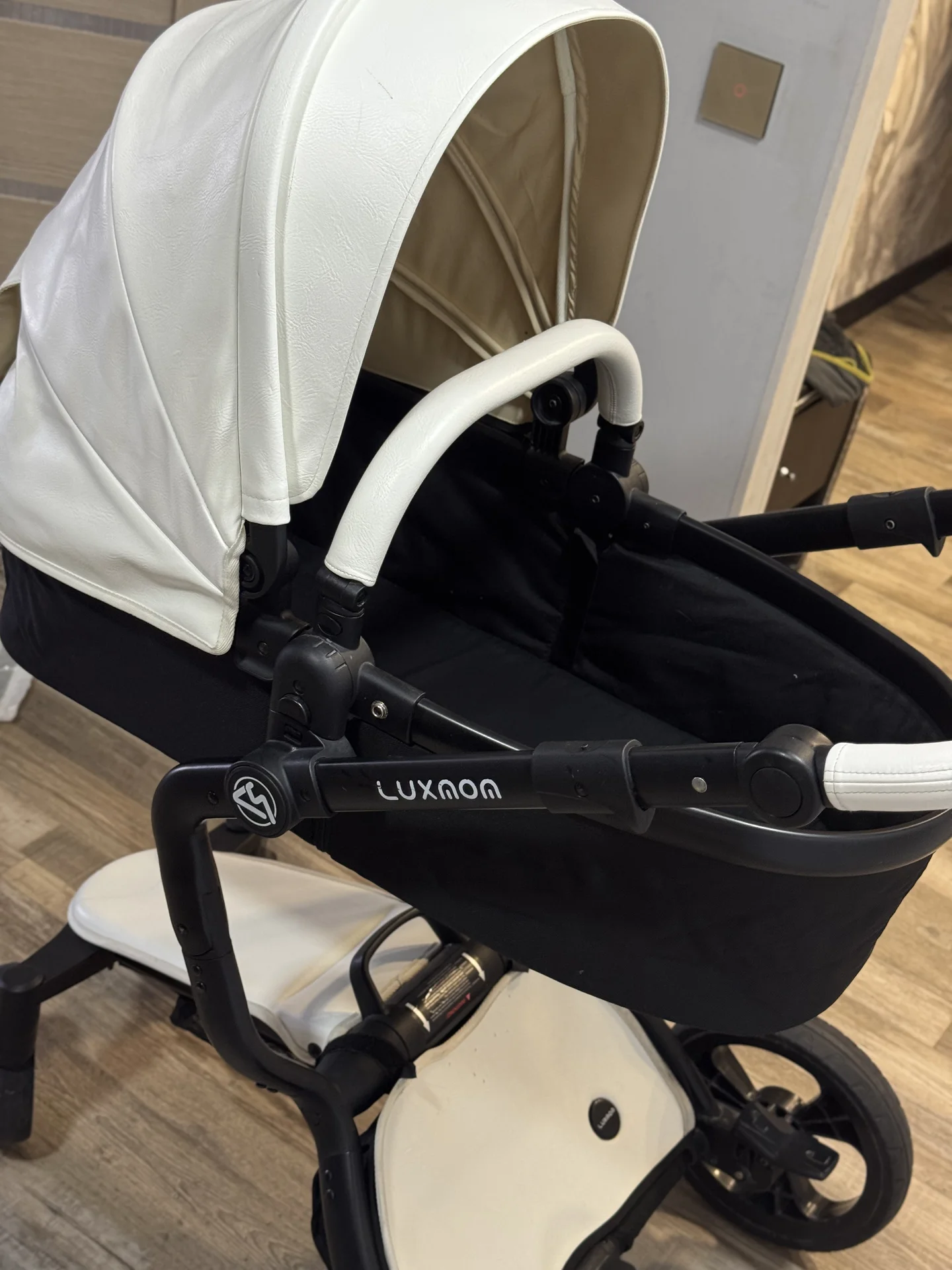 Коляска 2 в 1 Luxmom белая экокожа - миниатюра 7