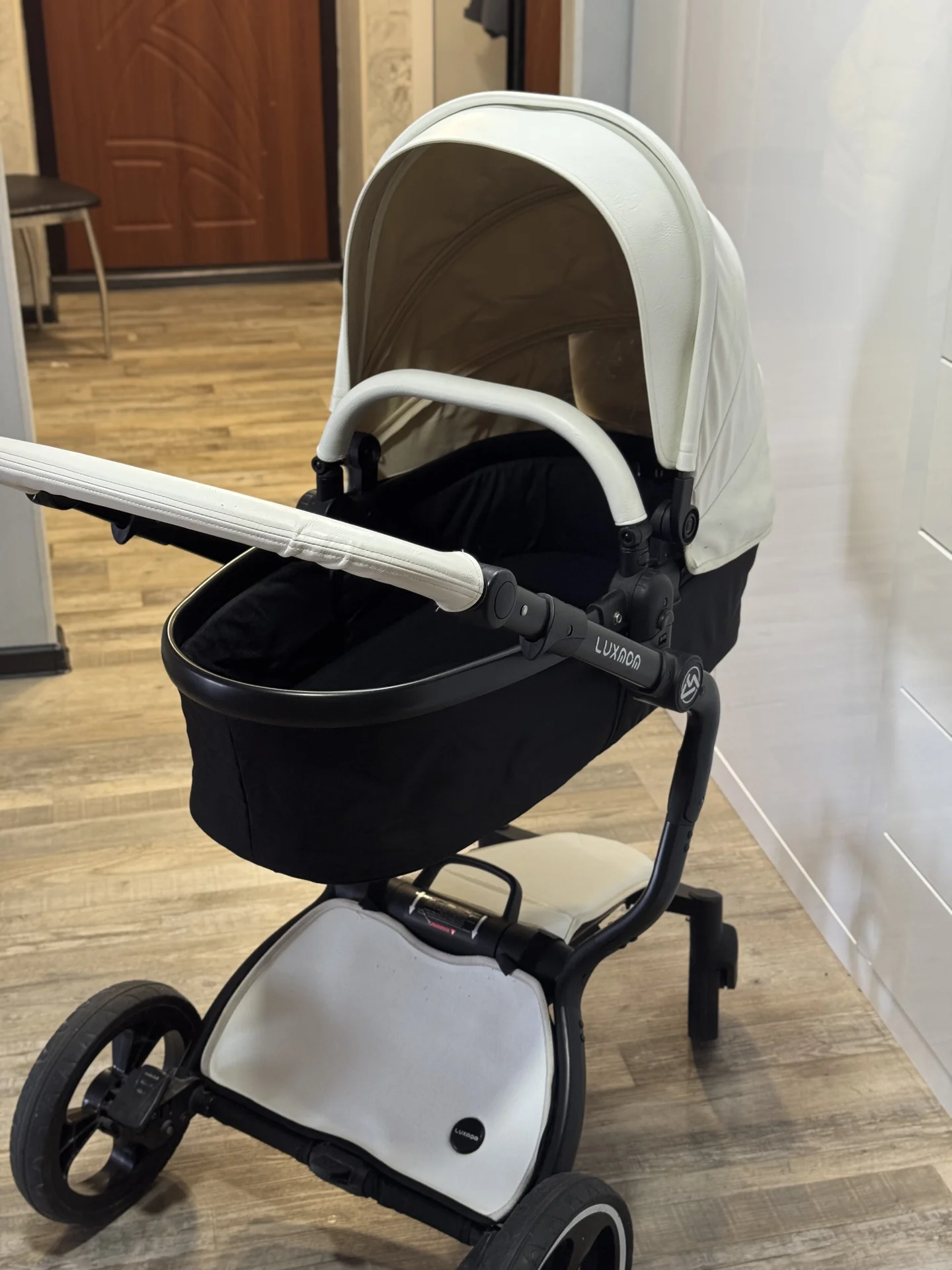 Коляска 2 в 1 Luxmom белая экокожа - миниатюра 8