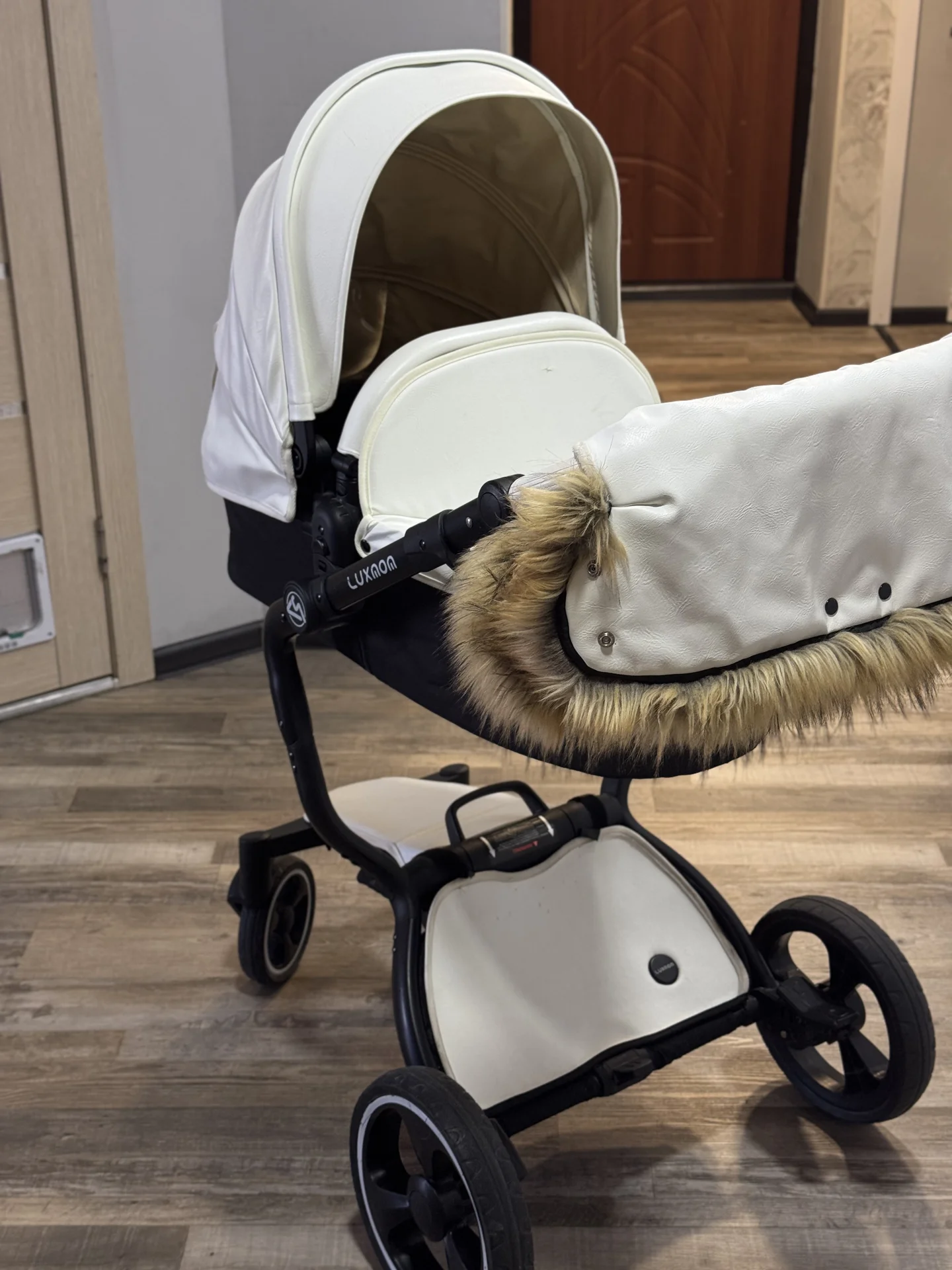 Коляска 2 в 1 Luxmom белая экокожа - миниатюра 9
