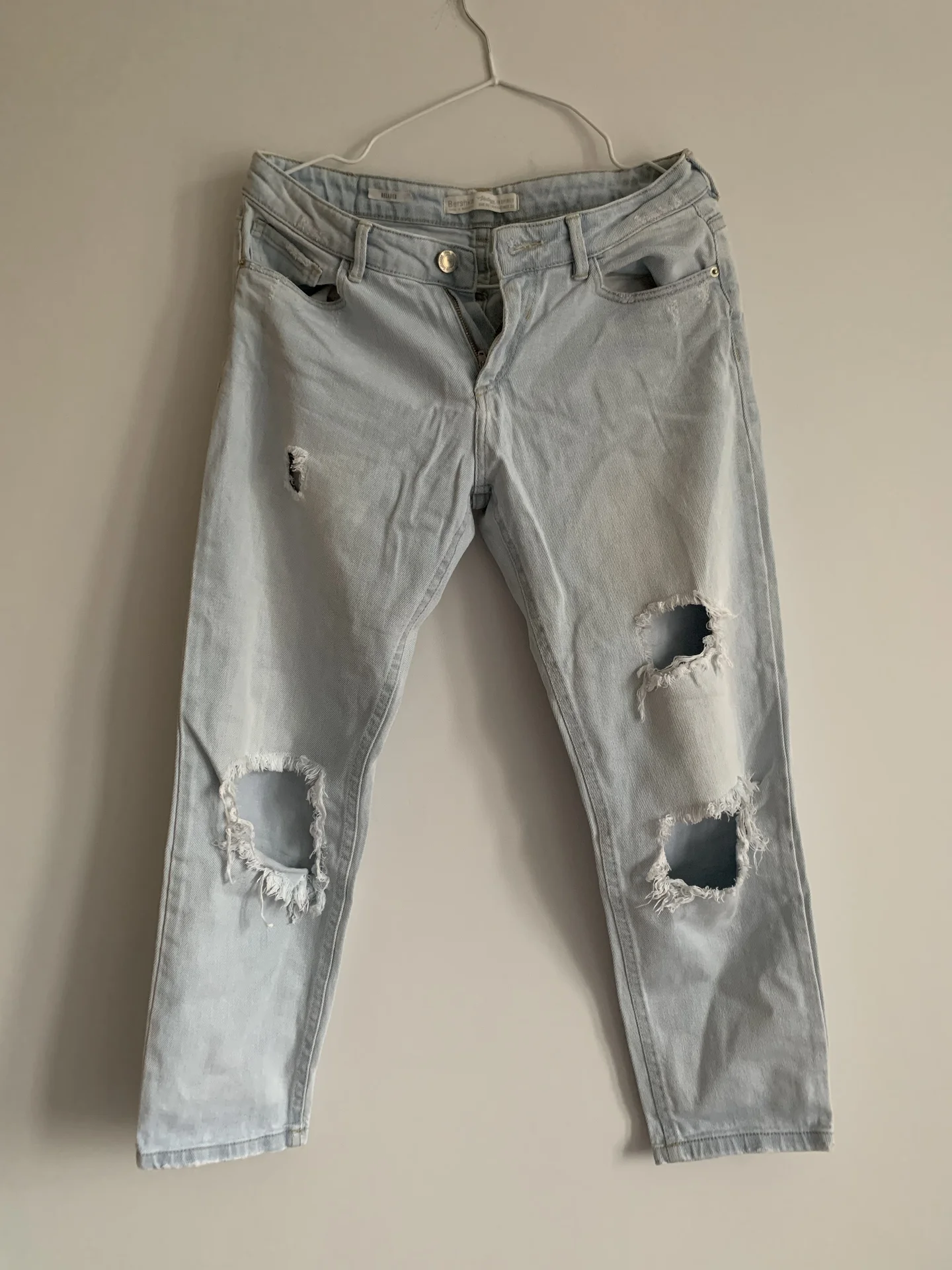 Светлые рваные джинсы Bershka - изображение 1