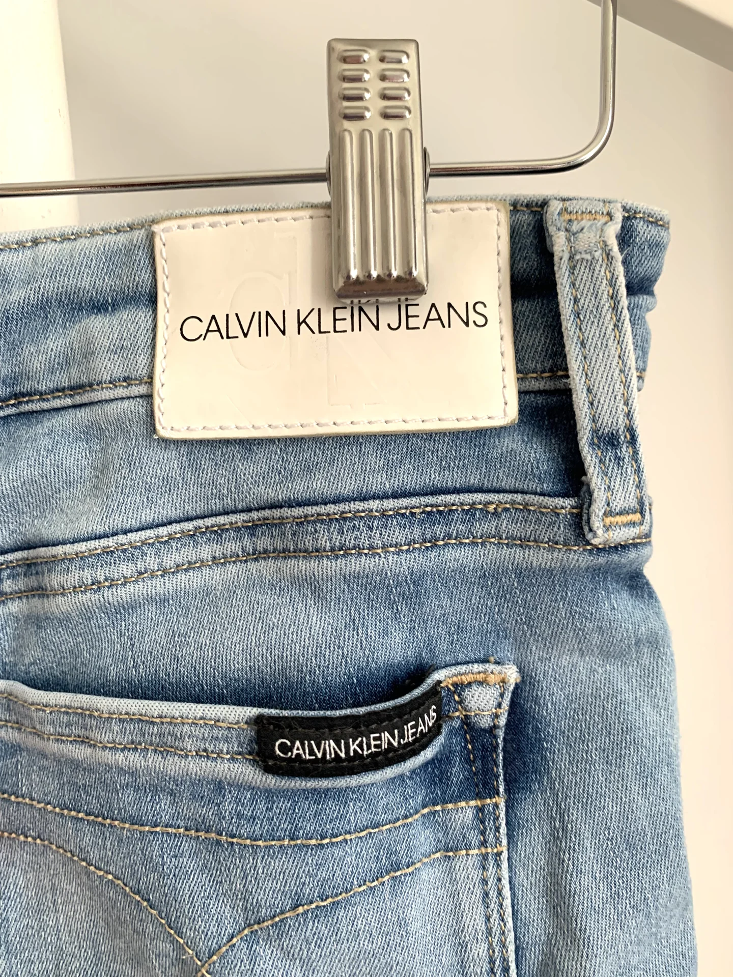 Голубые джинсы Calvin Klein - миниатюра 5