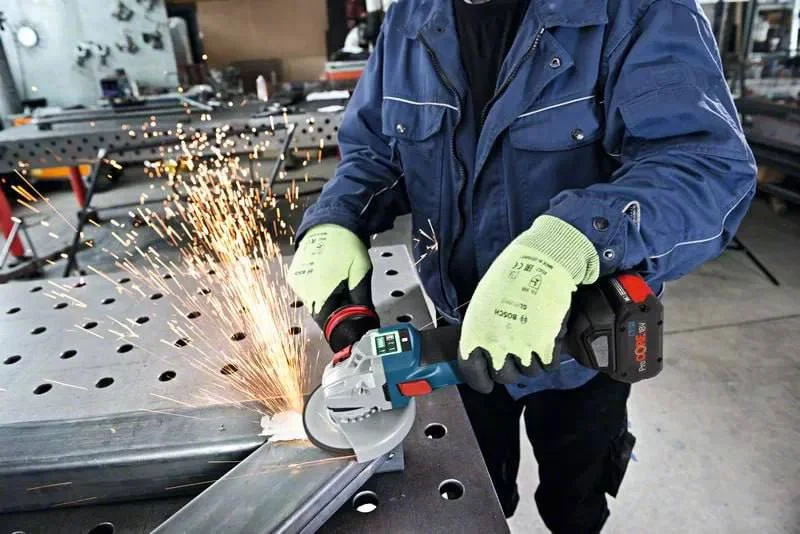 Аккумуляторная угловая шлифмашина BOSCH GWS 18V-10SC - миниатюра 3