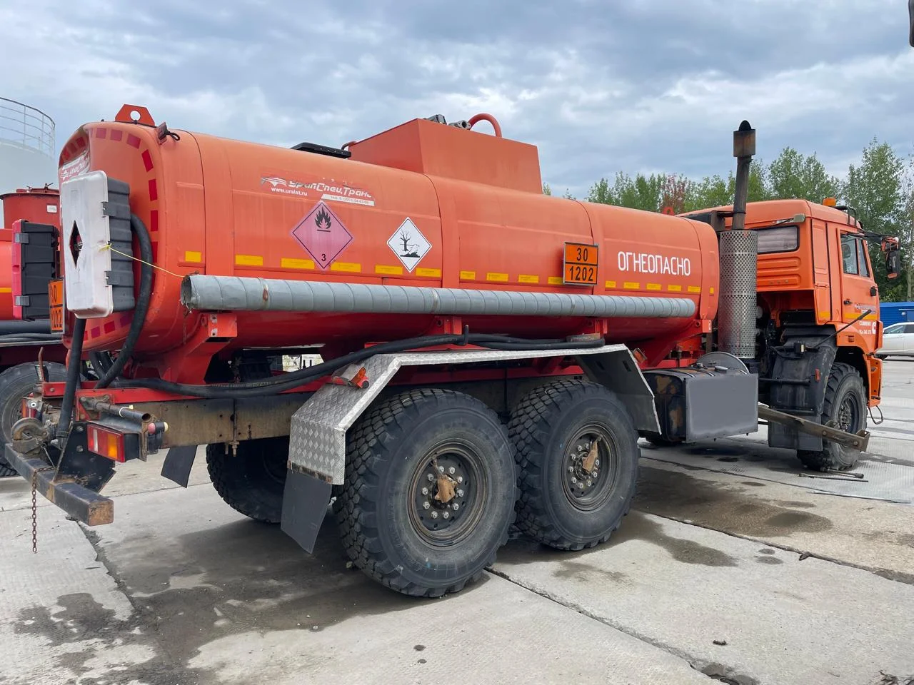 Топливозаправщик 11м3 камаз 43118 - миниатюра 2