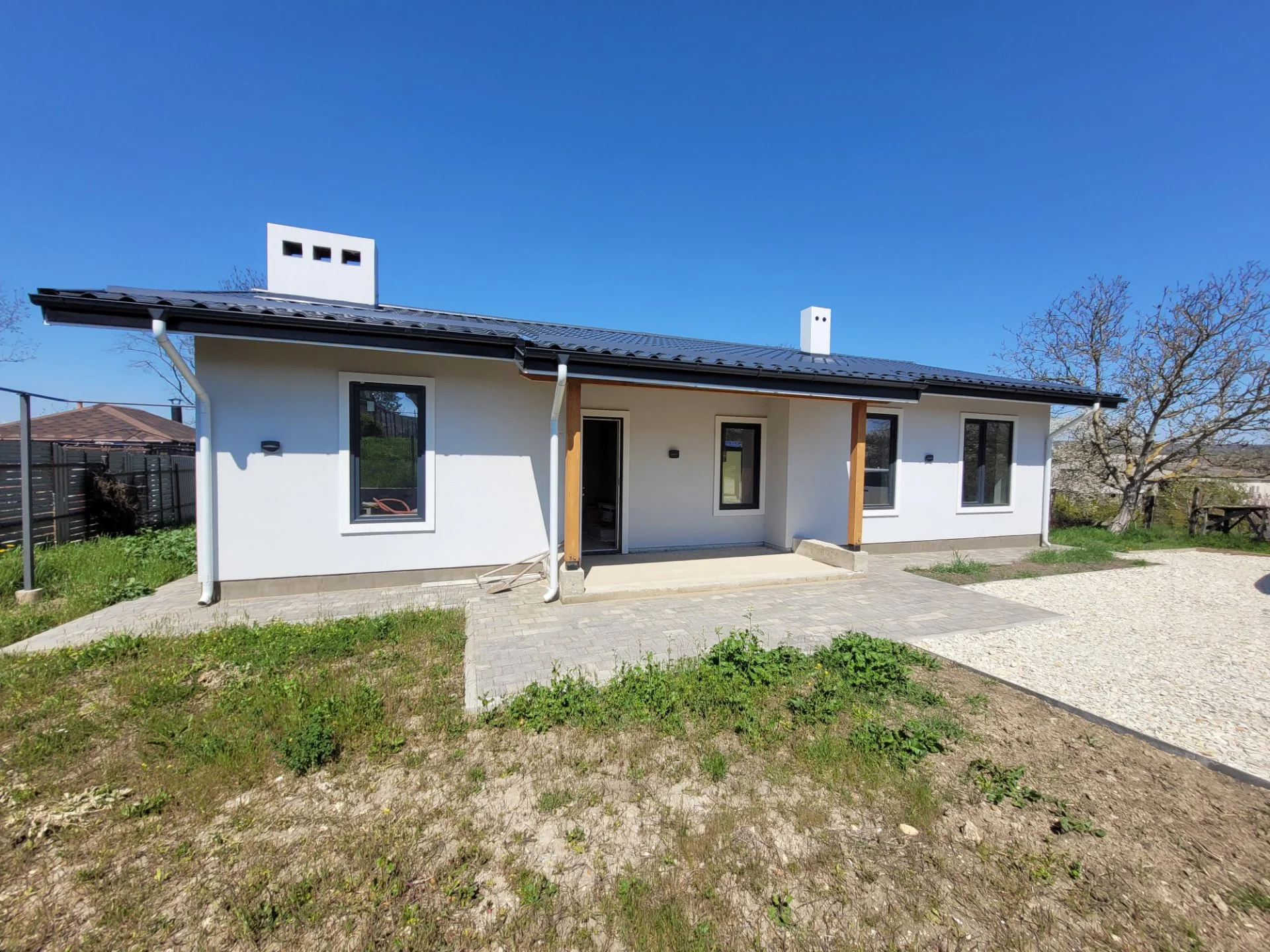 Продается стильный дом 132 м² на участке 9 соток ИЖС в центре станицы Гостагаевская.