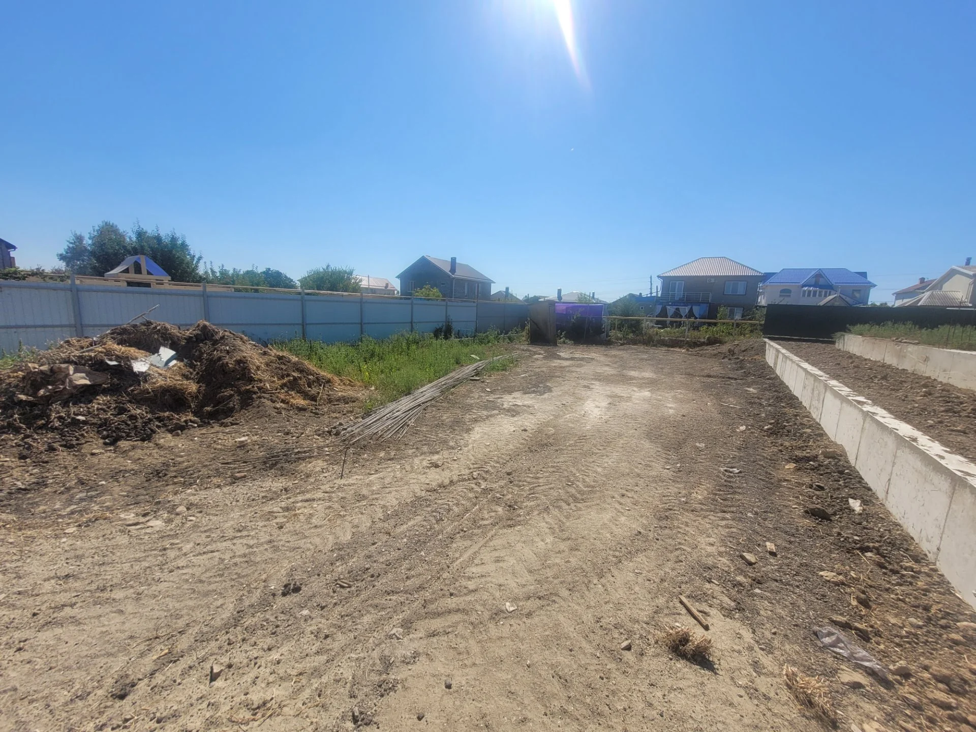 Продам участок земли 5,2 сот в 3 км от моря. Отличный вариант для строительства дома или инвестиций.