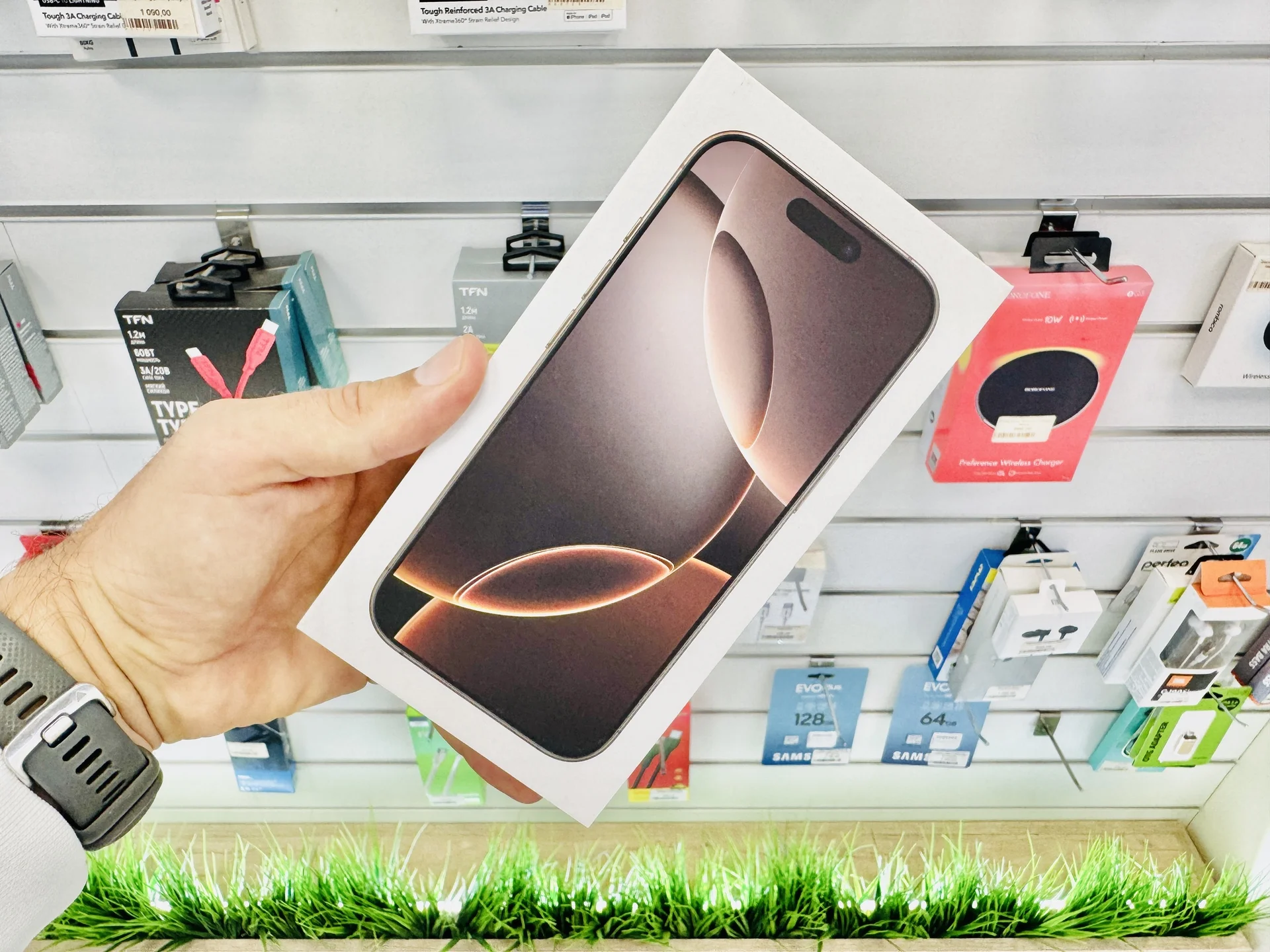 Apple iPhone 16 Pro 256GB Desert Titanium Лучшая цена, Новый, Магазин, Гарантия - миниатюра 2